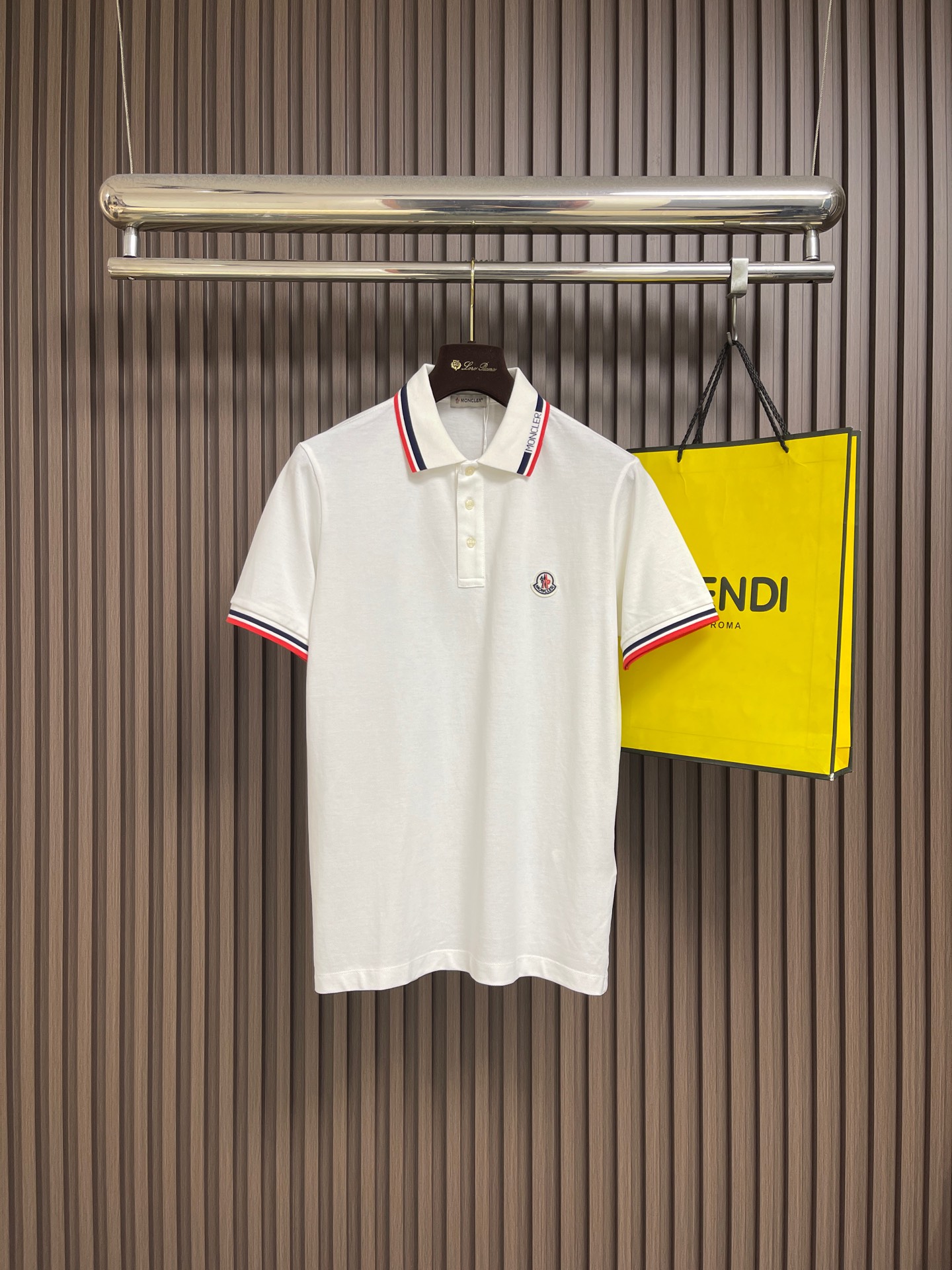 NO:773714,Moncler logo short-sleeved POLO. The fabric is made of the original uniform combed cotton six-ribbed pique fabric. The body is equipped with customized flat machine ribs, which are resilient and anti-wrinkle, and will not easily loosen and deform after long-term wear. The brand logo adopts imported dual craftsmanship, with fine and precise stitching to restore the original three-dimensional texture. Customized buckles, sleeve labels and trademarks, all details are the same. Custom-woven and dyed, without any color difference from the original version. Ingenious craftsmanship is perfectly restored, three labels are complete, and customized accessories. Sizes M-XXL M  Bust 104 Shoulder width 45 Length 70 L Bust 108 Shoulder width 46 Length 72 XL Bust 112 Shoulder width 47 Length 74 XXL Bust 116 Shoulder width 48 Length 76,,T-shirt,19860909Moncler logo标识短袖POLO,面料采用原版一致精梳棉六棱珠地布,衣身搭载定制扁机罗纹,回弹抗皱,久穿不易松垮变形.品牌标识采用进口双重工艺,针脚细密精准,还原原版立体质感；定制四合扣、袖标与商标,细节处与别无二致.定织定染,与原版无任何色差.匠心工艺完美还原,三标齐全,定制辅料.尺码M-XXL M码 胸围104肩宽45 衣长70 L码胸围108肩宽46 衣长72 XL码 胸围112 肩宽47 衣长74 XXL码 胸围116 肩宽48 衣长76,,T-shirt,,Men's clothing