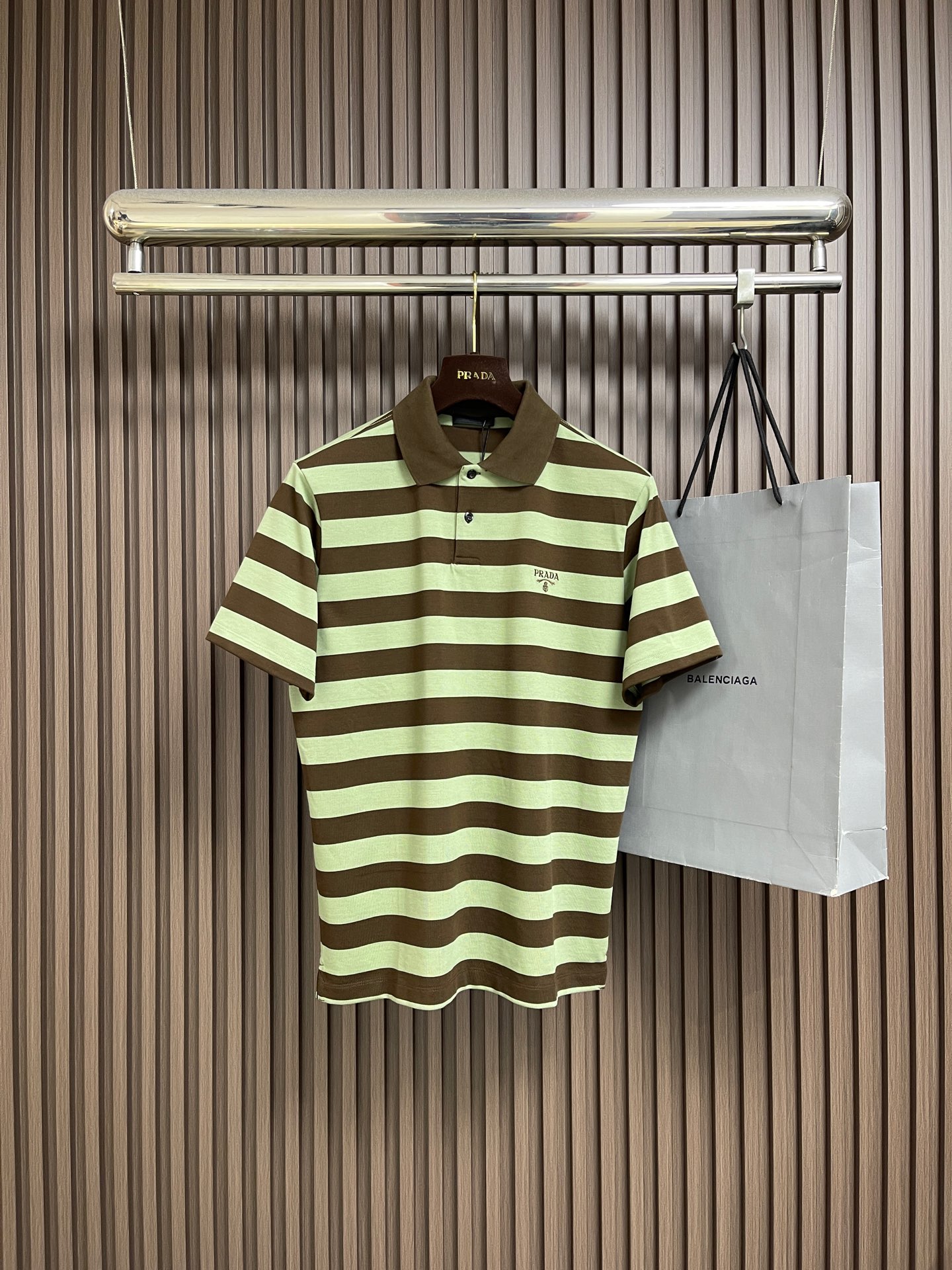 NO:773702,Prada 2026SS summer new contrasting color striped POLO shirt, 300g pure cotton plain fabric, retro horizontal stripe pattern knitting, exquisite letter embroidery, fitted version. Sizes M-XXL M size bust 104 shoulder width 45 length 70 L size bust 108 shoulder width 46 length 72 XL size bust 112 shoulder width 47 length 74 XXL size bust 116  Shoulder width 48, length 76, prada,19860909Prada 2026SS夏季新款撞色间条POLO衫,300克重纯棉平纹面料,复古横条纹图案针织,精美字母刺绣,合身版型.尺码M-XXL M码 胸围104肩宽45 衣长70 L码胸围108肩宽46 衣长72 XL码 胸围112 肩宽47 衣长74 XXL码 胸围116 肩宽48 衣长76,,prada,,Men's clothing