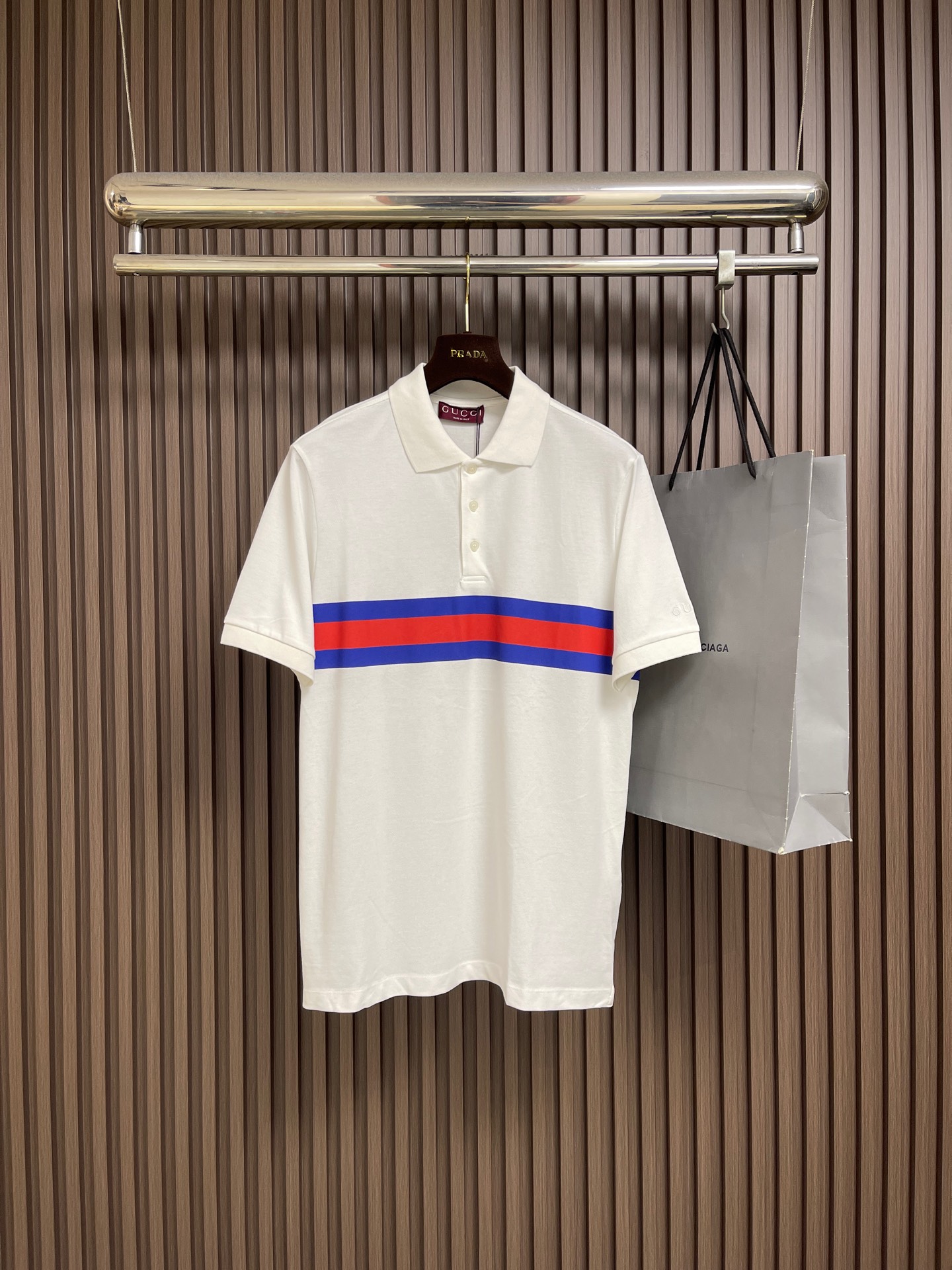 NO:773728,GUCCI 2026ss striped logo embroidered short-sleeved POLO, customer-supplied mesh 80 count double-ply 210g weight cotton and ammonia blended double fabric, super soft and delicate, a must-have for everyone, casual and fashionable texture is perfect. Sizes M-XXL M size bust 104 shoulder width 45 length 70 L size bust 108 shoulder width 46 length 72 XL size bust 112 shoulder width 47 length 74  XXL size, bust 116, shoulder width 48, length 76, gucci, T-shirt,19860909GUCCI 2026ss条纹logo刺绣短袖POLO,客供网眼80支双股210克重棉氨混纺双面料,超柔软细腻,百搭人群必备,休闲时尚质感超到位.尺码M-XXL M码 胸围104肩宽45 衣长70 L码胸围108肩宽46 衣长72 XL码 胸围112 肩宽47 衣长74 XXL码 胸围116 肩宽48 衣长76,,gucci,T-shirt,,Men's clothing