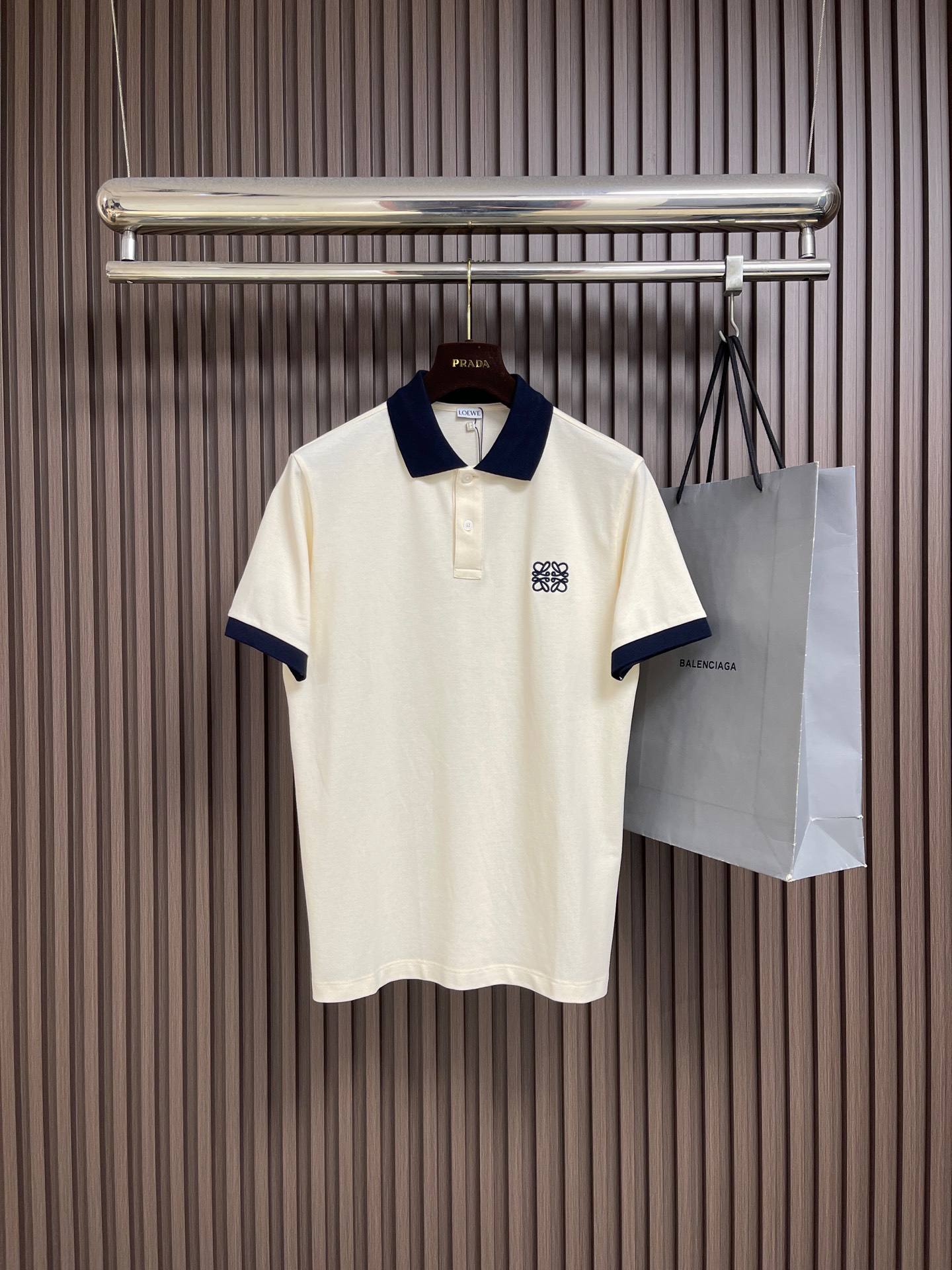 NO:773725,Loewe 2026SS new summer logo embroidered Polo shirt, 220g cotton pique fabric, ribbed collar and cuffs contrasting design, three-dimensional logo embroidery, simple and elegant. Sizes M-XXL M size bust 104 shoulder width 45 length 70 L size chest 108 shoulder width 46 length 72 XL size chest 112 shoulder width 47 length 74 XXL size bust 116  Shoulder width 48, length 76,,loewe,19860909Loewe 2026SS夏季新款logo标识刺绣Polo衫,220克棉质珠地面料,罗纹领和袖口撞色设计,立体感徽标制绣,简约大气.尺码M-XXL M码 胸围104肩宽45 衣长70 L码胸围108肩宽46 衣长72 XL码 胸围112 肩宽47 衣长74 XXL码 胸围116 肩宽48 衣长76,,loewe,,Men's clothing
