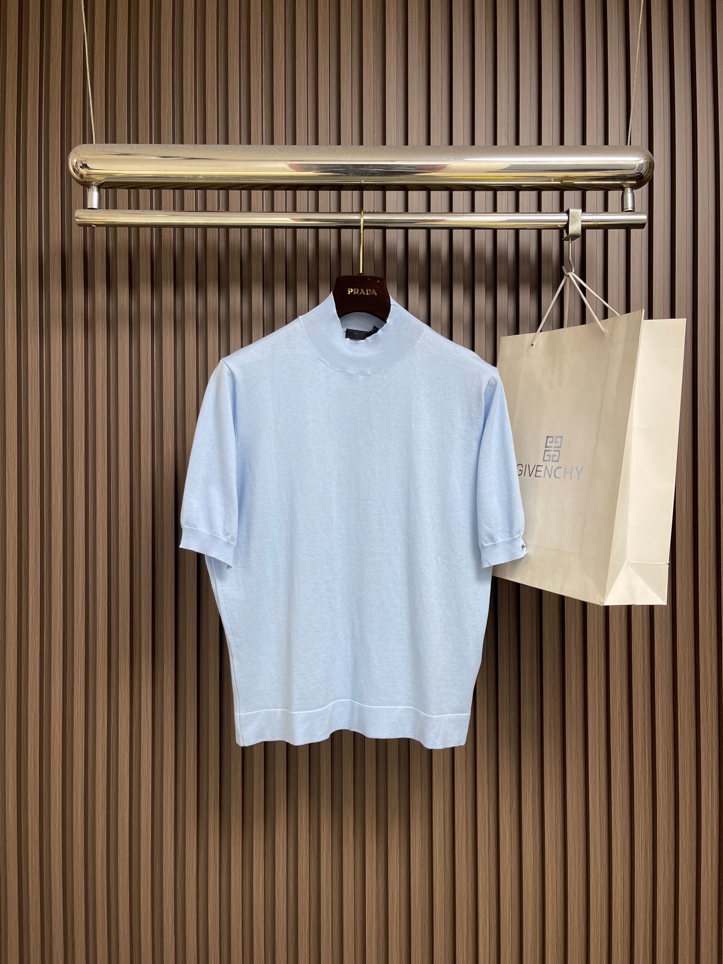NO:775891,PRADA  Jacquard short-sleeved knitted short-sleeved T-shirt sweater, custom-woven ice oxygen fine cotton wool, ice mist light blue seems to be softened by the sun, the delicate texture of the half-high collar outlines a neat silhouette, and the black PRADA intarsia logo is embellished on the cuffs, interpreting minimalism as luxury  Brand philosophy. It is made of jacquard tissue imported from Germany. The arrangement and interweaving of yarns are precisely controlled and carefully interwoven on the loom. The Prada logo is inlaid with jacquard art patterns, making the fabric more vivid and three-dimensional. Sizes 48-54  S-XL 48, bust 108, shoulder width 41, length 64, size 50, bust 112, shoulder width 43, length 66, size 52, chest 116, shoulder width 45, length 68, size 54, chest 120, shoulder width 47, length 70, prada, sweaters, T-shirt, tees, t-shirt,19860909PRADA 提花短袖针织短袖T恤毛衣,定织冰氧细支棉毛,冰雾浅蓝似被阳光柔化,半高领的细腻织纹,勾勒出利落轮廓,黑色PRADA嵌花徽标点缀于袖口处,诠释极简即奢侈的品牌哲学.德国进口机提花组织而成,精确地控制纱线的排列和交织方式,在织机上精心交织,Prada徽标提花艺术图案镶饰,织物更加生动立体.尺码48-54 S-XL 48码 胸围108 肩宽41 衣长64 50码 胸围112 肩宽43 衣长66 52码 胸围116 肩宽45 衣长68 54码 胸围120 肩宽47衣长70,,prada,sweaters,T-shirt,tees，t-shirt,,Men's clothing
