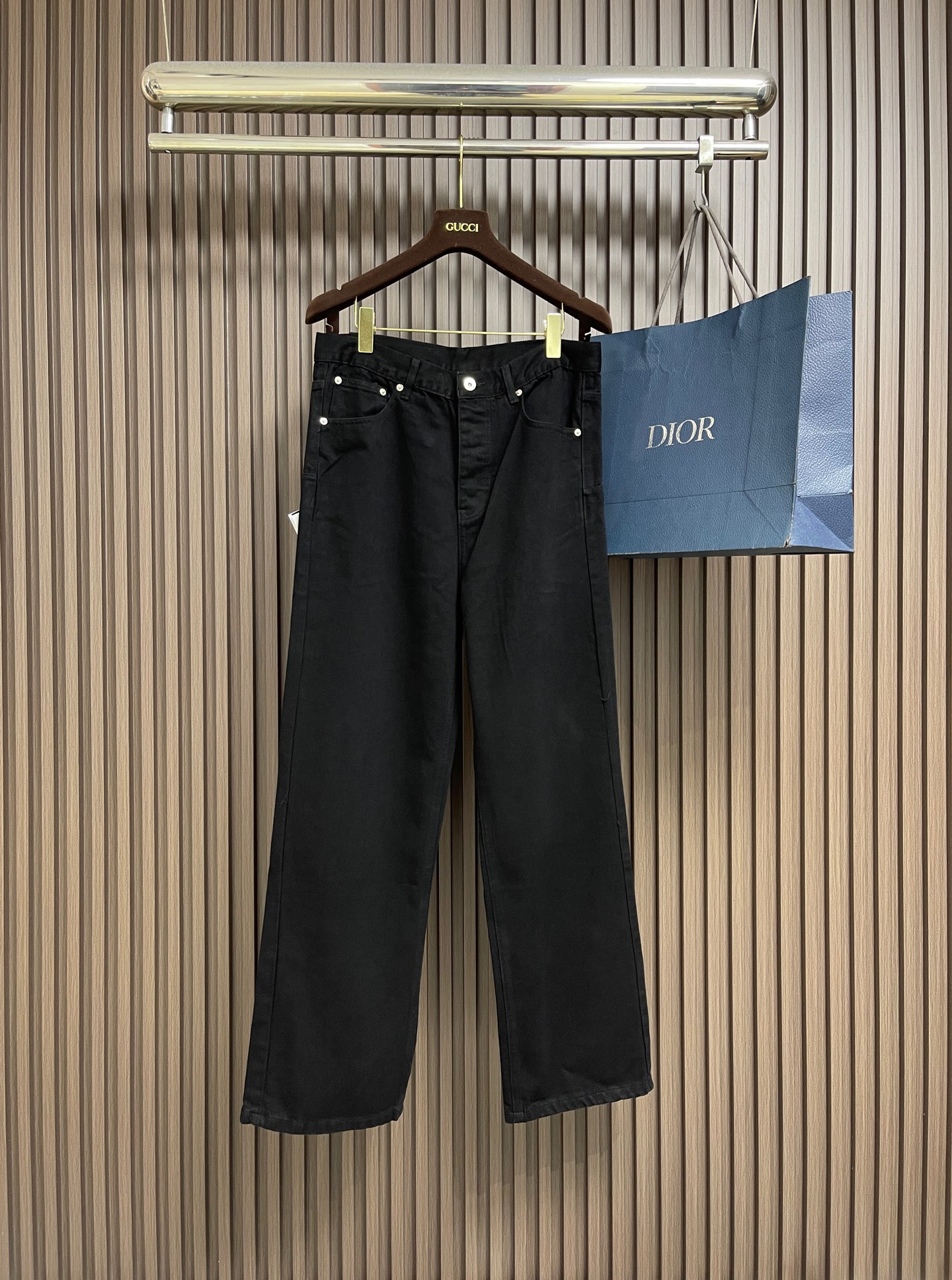 NO:775917,Dior  Straight-leg black jeans. These pure black straight-leg jeans are made of high-gram heavyweight denim fabric. They are pre-shrunk and stone-washed. The fabric is soft and skin-friendly, not easy to fade, and not easy to deform after long-term wear. The waistband adopts a classic five-pocket structure, with customized metal buttons and rivets, which are reinforced and durable while improving texture. The placket adopts double-strand overlocking, with fine and even stitches and full firmness. The side seams and inseam are made of  The embedded clip technology makes the routing smooth and does not rub the skin, improving the wearing comfort; the trousers are processed with original edge seams to retain the original texture of denim, and can be rolled and worn freely. The overall cut is loose and straight, modifying the leg shape without being picky, suitable for daily commuting, leisure travel and other scenarios. It is a versatile item with both texture and practical wearability, and the details are full of craftsmanship. The overall routing is straight and delicate, the fabric is comfortable and soft, and the color is consistent and has no color difference.  It can be matched with the same style to create a fashionable look, and can be used in various occasions. Customized accessories, complete with three standards, same style for men and women!  Size 30-31-32-33-34-36 Size 30 Waist 79 Hips 100 Pants length 108.5 Size 31 Waist 83 Hips 104 Pants length 110 Size 32 Waist 87 Hips 108 Pants length 111.5 Size 33 Waist 91 Hips 112 Pants length 113 Size 34 Waist 95 Hips 116  Pants length 114.5, size 36, waist 99, hips 120, pants length 116,,dior,jeans,19860909Dior 直筒黑色牛仔裤,这款纯黑直筒牛仔裤采用高克重重磅牛仔面料打造,经预缩水处理与石磨酵洗工艺,面料柔软亲肤且不易褪色,久穿不易变形.腰头采用经典五袋款结构,搭配定制金属纽扣与铆钉,加固耐用同时提升质感；门襟采用双股锁边走线,针脚细密均匀,牢固度拉满.侧缝与内缝采用埋夹工艺,走线平整不硌肤,提升穿着舒适度；裤脚做原边锁边处理,保留牛仔原生质感,可自由卷边穿搭.整体剪裁宽松直筒,修饰腿型不挑身材,适配日常通勤、休闲出行等多场景,是兼具质感与实穿性的百搭单品,细节处尽显匠心工艺.整体走线平直细腻,面料舒适柔软,颜色一致无色差 能与同款搭配营造时尚造型,驾驭各种场合,定制辅料,三标齐全,男女同款！尺码30-31-32-33-34-36 30码 腰围79臀围100裤长108.5 31码腰围83 臀围104裤长110 32码 腰围87臀围108裤长111.5 33码 腰围91臀围112 裤长113 34码 腰围95臀围116 裤长114.5 36码 腰围99臀围120 裤长116,,dior,jeans,,Men's clothing