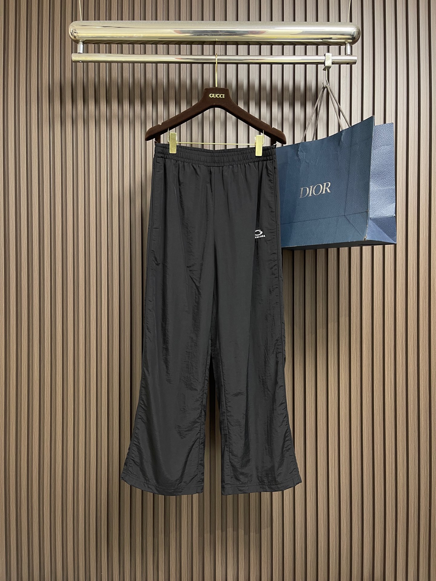 NO:827563,Balenciaga  Logo embroidered drawstring trousers are made of imported high-density quick-drying nylon fabric. The texture is light and smooth, comfortable to wear, and has good breathability and drape, ensuring the quality and practicality of casual pants. The waistband is designed with a high-elastic elastic waist and matched with a drawstring of the same color. The tightness can be adjusted freely to suit different waistlines, improving the fit and comfort. The trousers are cut with a loose straight cut, with smooth and neat lines.  , modify the leg shape and create a casual and relaxed style; the front of the trousers uses brand logo embroidery technology, the stitching is fine and full, the pattern is clear and three-dimensional, eye-catchingly presenting the brand's iconic elements, and low-key showing the luxurious texture; the sides use open-stitch taping technology to strengthen the structure of the trousers and enrich the visual hierarchy; the inner uses skin-friendly breathable lining to reduce fabric friction and improve wearing comfort. Sizes S-XL  S size waist 72 hips 106 pants length 105 M size waist 76 hips 110 pants length 106 L size waist 80 hips 114 pants length 107 XL size waist 84 hips 118 pants length 108,,balenciaga,19860909Balenciaga 标识刺绣抽绳长裤,采用进口高密速干锦纶面料,质地轻薄顺滑,穿着舒适且具良好的透气性与垂坠感,保证了休闲裤的品质与实用性；腰头采用高弹松紧腰设计,搭配同色系抽绳,可自由调节松紧度,适配不同腰围,提升穿着贴合度与舒适度；裤身采用宽松直筒剪裁,线条流畅利落,修饰腿型,打造随性松弛的穿搭风格；裤身正面采用品牌标识刺绣工艺,针脚细密饱满,图案清晰立体,醒目呈现品牌标志性元素,低调彰显奢华质感；侧边采用明线压条工艺,强化裤身结构感,丰富视觉层次；内里采用亲肤透气里布,减少面料摩擦,提升穿着舒适度.尺码S-XL S码 腰围72臀围106裤长105 M码腰围76臀围110裤长106 L码 腰围80臀围114裤长107 XL码腰围84臀围118裤长108,,balenciaga,,Men's clothing