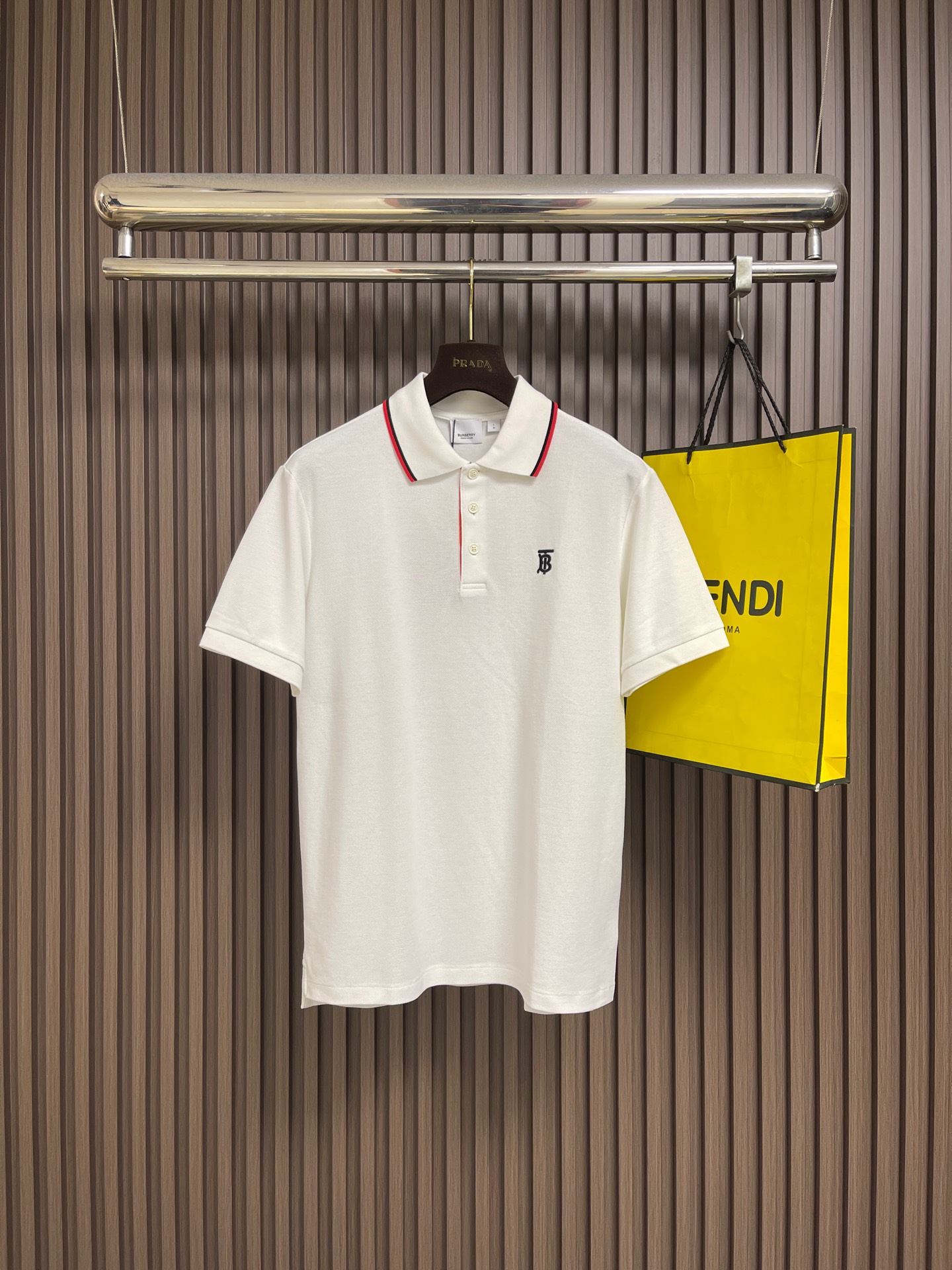 NO:775906,Burberry 2026SS spring and summer new lapel polo shirt, classic web placket, TB embroidered Logo logo, custom letter logo buttons, detailed in place, made of cotton pique, comfortable to the touch, complete with three standards. Sizes M-XXL  Bust 116, shoulder width 48, length 76, burberry,19860909Burberry 2026SS春夏新款翻领Polo衫,经典织带门襟,TB刺绣Logo标识,定制字母标识纽扣,细节到位,采用棉质珠地布制成,手感舒适,三标齐全.尺码M-XXL M码 胸围104肩宽45 衣长70 L码胸围108肩宽46 衣长72 XL码 胸围112 肩宽47 衣长74 XXL码 胸围116 肩宽48 衣长76,,burberry,,Men's clothing