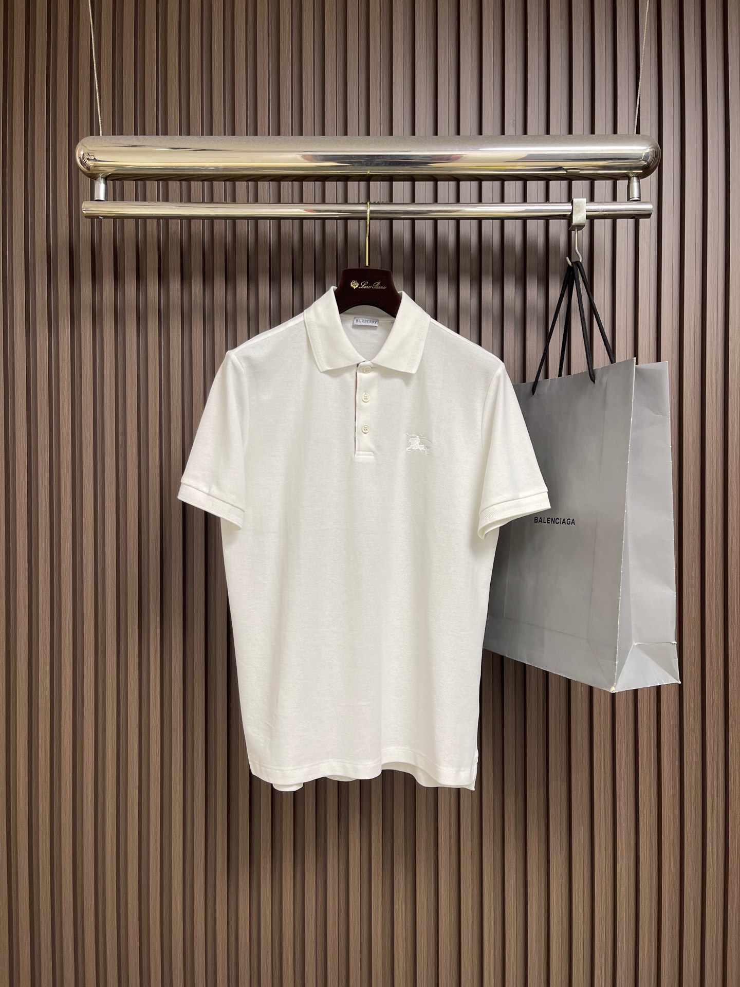 NO:775887,Burberry's classic short-sleeved polo shirt, the color fastness of the fabric, the degree of transformation, and the purity. Good fabrics give us an intuitive feeling that they are high-end, comfortable, soft, delicate, and muscular, and the details reflect the quality. The fullness and color fastness of the war horse embroidery are also benchmarks for Xingye, and the logo has also been an iconic logo that has been popular for many years! Sizes M-XXL M, chest 104, shoulder width 45, length 70, L size, chest 108, shoulder width 46  Length 72 XL, bust 112, shoulder width 47, length 74, XXL, bust 116, shoulder width 48, length 76, burberry, T-shirt,19860909Burberry 经典款短袖polo衫,面料色牢度,变型度,纯正度,好面料带给我们直观感受就是高级,舒适,柔软细腻有筋骨,细节体现品质.战马刺绣饱满度以及色牢度也是兴业标杆稿,logo标志也是之前一直是流行了好多年的标志性logo! 尺码M-XXL M码 胸围104肩宽45 衣长70 L码胸围108肩宽46 衣长72 XL码 胸围112 肩宽47 衣长74 XXL码 胸围116 肩宽48 衣长76,,burberry,T-shirt,,Men's clothing