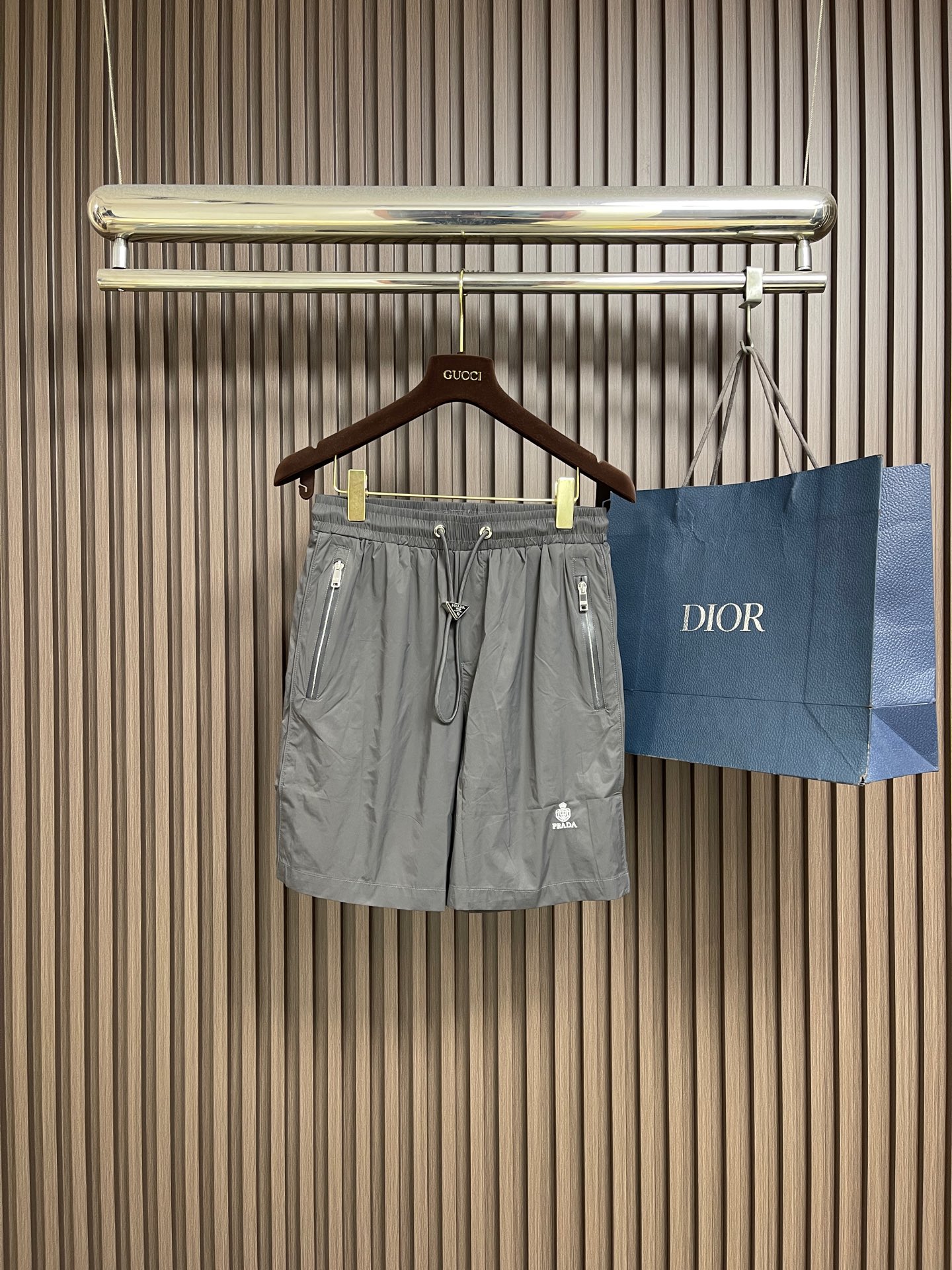 NO:775910,PRADA's triangle logo nylon shorts are made of iconic nylon fabrics. The high-density weaving structure makes them highly resistant to tearing and wear resistance. The cable car edges at the feet are overlocked with a three-needle five-thread machine. The stitching tension is accurate to 25N, ensuring beautiful routing while enhancing firmness. The overall routing is straight and delicate, the fabric is comfortable and soft, and the colors are consistent without color difference.  Can be matched with the same style to create a fashionable look, to suit various occasions, customized accessories, complete three standards, same style for men and women. Sizes M-3XL, prada, shorts,19860909PRADA 三角标识尼龙短裤,选用标志性尼龙面料制成,通过高密度的编织结构,使其具备高强度抗撕裂,耐磨性超群.脚边双脚缆车锁边配合三针五线车,缝线张力精确至25N,确保走线美观的同时又强化牢固度.整体走线平直细腻,面料舒适柔软,颜色一致无色差 能与同款搭配营造时尚造型,驾驭各种场合,定制辅料,三标齐全,男女同款.尺码M-3XL,,prada,shorts,,Men's clothing