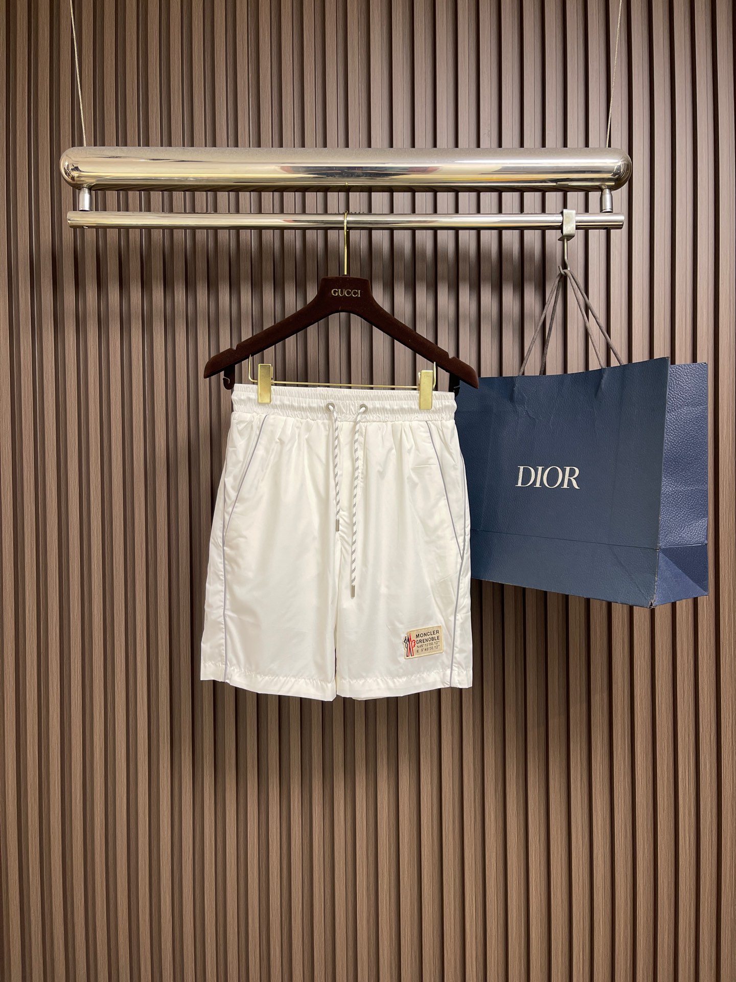 NO:775915,Moncler 2026ss new shorts quick-drying pants with high-customized original hardware!  The upper body effect is super positive, and the leg lines are fully highlighted. All imported quick-drying fabrics have a tight and delicate texture. The upper body is very comfortable and stylish, and it is extremely practical and versatile. It is well worth buying!  Size M-3XL,,shorts,19860909Moncler 2026ss新款短裤速干裤 高订制原版五金！上身效果超正,腿部线条完全得到彰显,全客供进口速干面料 纹理 紧致细腻,上身非常舒适有型,而且极为实穿百搭,非常值得入手！尺码M-3XL,,shorts,,Men's clothing