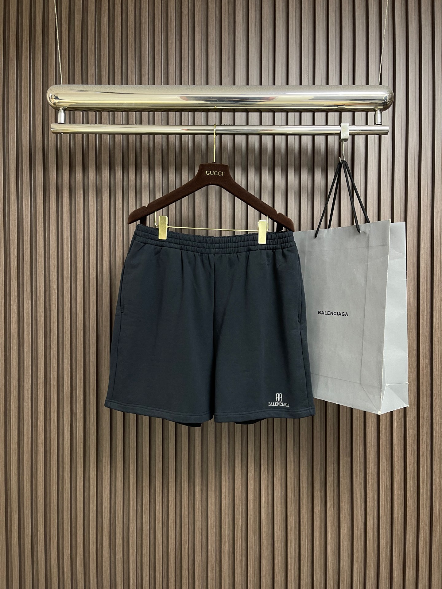 NO:827514,Balenciaga nano BB embroidered shorts, customized matte soft-skin combed cotton, delicate and smooth, comfortable and close to the skin. The main tone is retro and luxurious charcoal wash water black. Comes with a lazy and casual filter. The left leg is decorated with Balenciaga nano BB artistic embroidery. Exclusive identity code for trendy players. Low-key and eye-catching. Use minimalist brushstrokes to outline contemporary aesthetic contours. Imported machine embroidery technology is used. Advanced computer control system and precision mechanical components are used to realize Balenciaga nano. BB art works are embroidered with high precision. The lines are smooth and delicate. The fabrics have been fermented and washed. The texture is better. Not easy to deform, not easy to shrink, not easy to fade. It maintains long-term beauty. The overall wiring is straight and delicate, the fabric is comfortable and soft, and the color is consistent without color difference. It can be matched with the same style to create a fashionable look and control various occasions. Customized accessories, complete three standards, the same style for men and women! Size S-XL S size, waist size 76, hip size 126, pant length 47, medium size, waist size 80, hip size 130, pant length 48, size L, waist size 84, hip size 134, length 49 size, XL size, waist size 88, hip size 138, length 50,,balenciaga,shorts,19860909Balenciaga nano BB刺绣短裤,定制雾感柔肤精梳棉 细腻顺滑 舒适贴肤 以复古而奢华的炭墨洗水黑为主基调 自带慵懒随性的滤镜 左腿饰以Balenciaga nano BB艺术刺绣 潮流玩家专属身份密码 低调又醒目 以极简笔触勾勒当代美学轮廓 采用进口机刺绣工艺 使用先进的计算机控制系统和精密的机械部件 实Balenciaga nano BB艺术作品刺銹 刺绣作业 精度高 线条流畅而细腻,面料都经过酵洗 手感质感更佳 不易变形 不易缩水 不易褪色 保持长久的美观.整体走线平直细腻,面料舒适柔软,颜色一致无色差 能与同款搭配营造时尚造型,驾驭各种场合,定制辅料,三标齐全,男女同款！尺码S-XL S码 腰围76 臀围126 裤长47 M码 腰围80 臀围130 裤长48 L码 腰围84 臀围134 裤长49 XL码 腰围88 臀围138 裤长50,,balenciaga,shorts,,Men's clothing