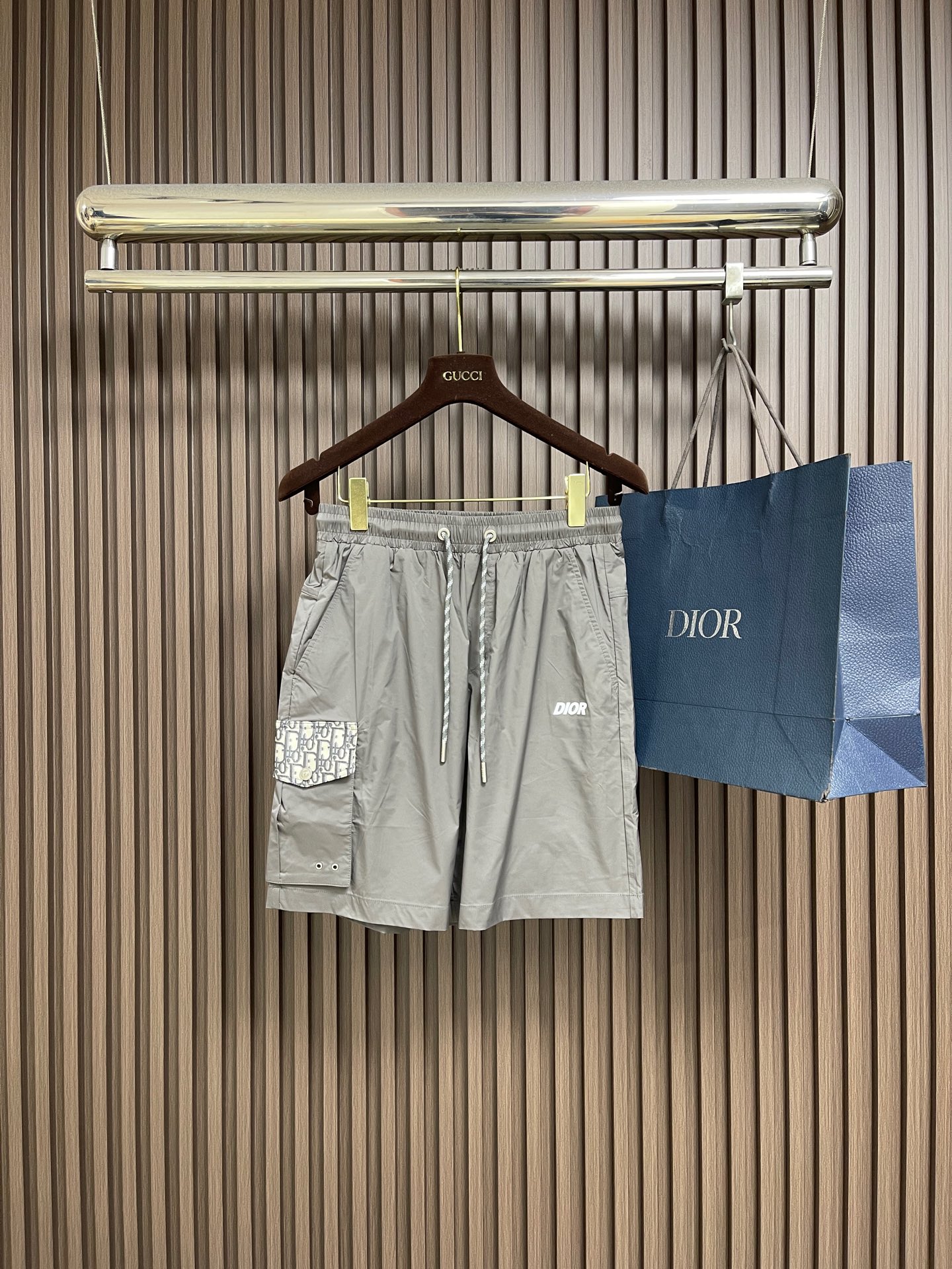NO:827545,Dior 2026Ss new side presbyopic pocket sports shorts, customized technical fabrics, the upper body is dry and comfortable, and the hand feels smooth. The hardware bell enhances the style. It has an elastic waistband and side presbyopic pockets, making the casual version more refined. A new interpretation of the classic item, highlighting the fashion style. It can be matched with a T-shirt to create a fashionable and casual matching look. Sizes M-3XL, dior, shorts,19860909Dior 2026Ss新款侧边老花口袋运动短裤,定制科技面料,上身干爽舒适,手感爽滑搭配 五金吊钟提升格调带有弹力腰头和侧面老花口袋,令休闲版型更显精致全新演绎经典单品,彰显时尚风格可与T 恤搭配,打造时尚休闲的配套造型.尺码M-3XL,,dior,shorts,,Men's clothing