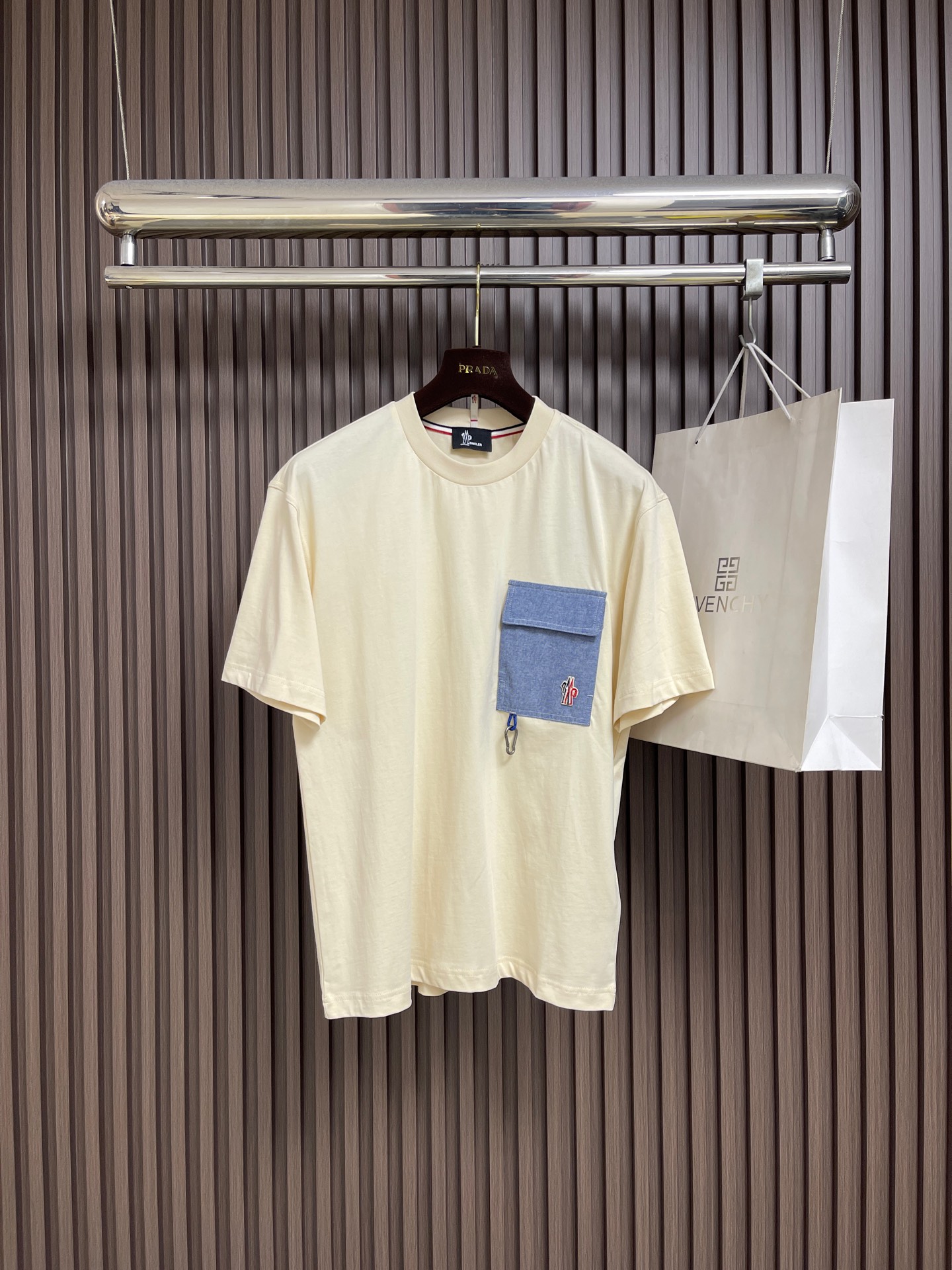 NO:827602,Mocler logo pocket short-sleeved T-shirt, custom-made double-ply cloud-soft combed cotton, cotton pockets embroidered with Moncler patches on the chest, focusing on the core of the brand's vision. Hooks and buttons are embellished on the pockets to break the monotony and drape to create a sense of relaxation. The color contrast breaks the dullness. The machine is sewn with a pattern template, and the sewing line is precisely controlled by the pattern drawing machine to ensure that the Moncler logo is embroidered, the glue label is accurately positioned, the horizontal and vertical lines are completely aligned, and the prototype is accurately aligned by hand.  Ensure that the opening and closing are tight. Patch pockets are manually positioned, and precise positioning and turning require workers to have superb skills and patience. Sizes S-XL S size bust 100 shoulder width 50 length 68  Clothing length 71,,T-shirt,tees,t-shirt,19860909Mocler 徽标口袋短袖T恤,定制双股云柔精梳棉,胸口绣有Moncler贴片的棉质口袋,聚焦品牌视觉核心,钩扣点缀于口袋,打破单调,垂坠出松弛感,色彩反差打破沉闷. 采用画样模版机车缝,通过画样机精确控制缝纫线路,确保,Moncler标识绣标,胶标精准定位,横竖水平线完全对齐,样机手工精准对格 保证开合严丝合缝.贴袋均人工定位,进行精确的定位和车制,需要工人具备高超的技艺和耐心.尺码S-XL S码 胸围100 肩宽50 衣长68 M码胸围104 肩宽51.5 衣长69 L码 胸围108 肩宽53 衣长70 XL码胸围112 肩宽54.5 衣长71,,T-shirt,tees，t-shirt,,Men's clothing