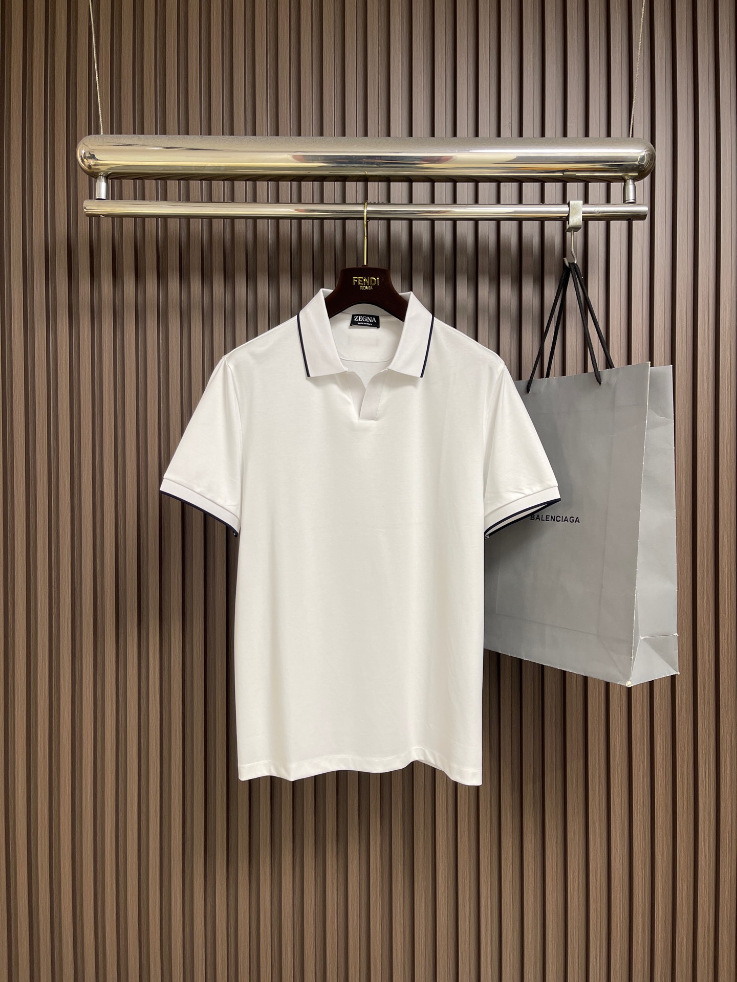 NO:827498,Zegna 2026SS new short-sleeved POLO, made of long-staple cotton pique mesh fabric, breathable and skin-friendly, anti-wrinkle and stylish!  Classic lapel, full of details, low-key luxury, neatly modifying the body shape, low-key and hidden texture; exquisite details, neat wiring, full brand texture, not flashy but full of class. It is easy to adapt to daily commuting, business and leisure, multiple colors are available, versatile and not picky, it is truly a must-have item that can be worn with eyes closed in the wardrobe, and it is great for gifts and personal use!  Size M-3XL M size Bust 106 shoulder width 46 length 71 L size Bust 110 shoulder width 47 length 7219860909Zegna 2026SS新款短袖POLO,长绒棉珠地网眼面料,透气亲肤,抗皱有型！经典翻领,细节拉满,低调奢华,利落修饰身形,低调暗藏质感；精致细节做工考究,走线工整,品牌质感拉满,不浮夸却尽显档次.日常通勤商务休闲轻松适配,多色可选百搭不挑人,真正衣橱里闭眼穿都显贵的刚需款,送礼自用都超有面！尺码M-3XL  M码 胸围106肩宽46衣长71 L码 胸围110肩宽47衣长72  XL码 胸围114肩宽48衣长73 XXL码 胸围118肩宽49衣长74 3XL码 胸围122 肩宽50衣长75,,T-shirt,,Men's clothing