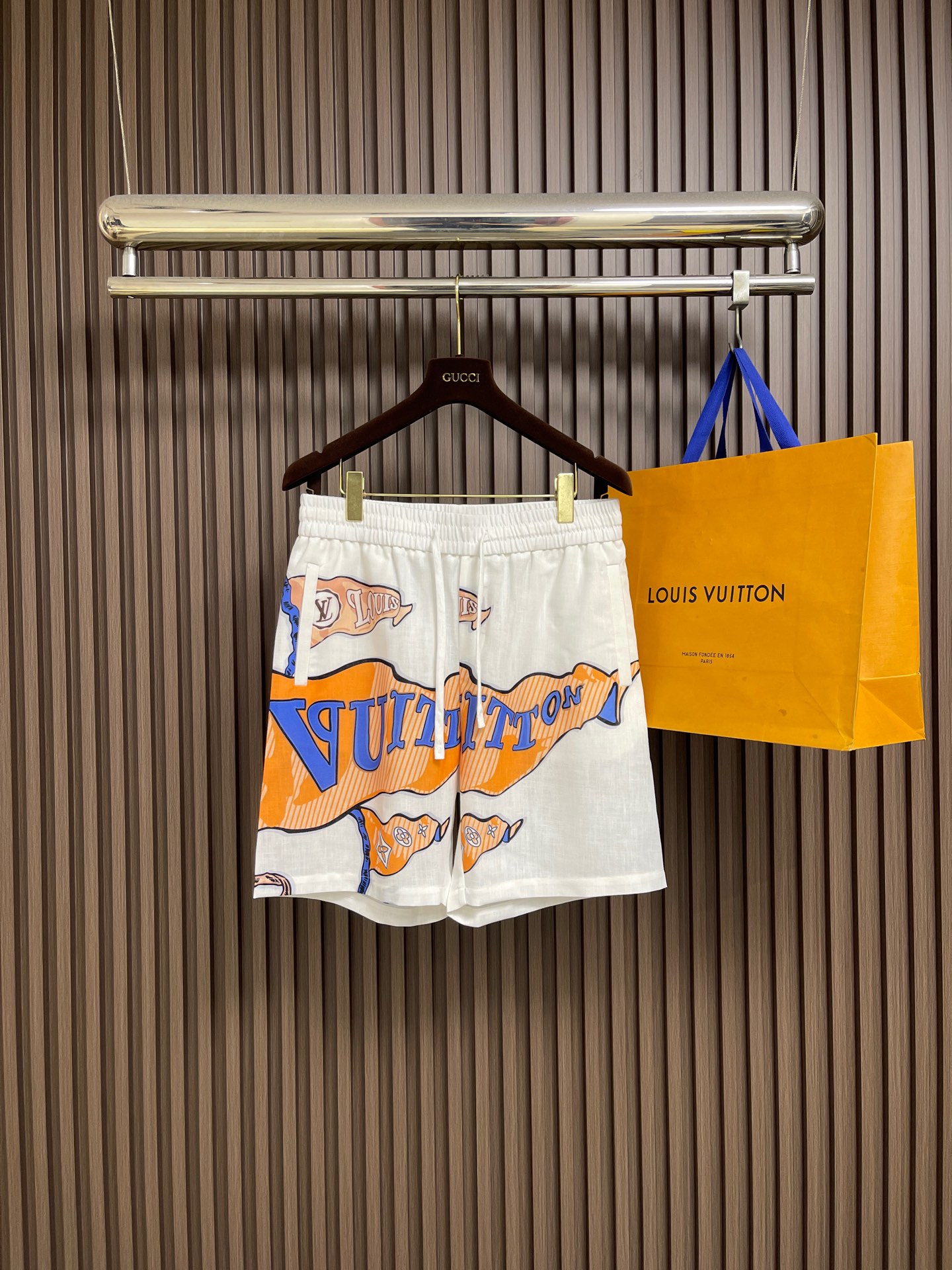 NO:827522,A complete set of LV 2026ss new short-sleeved shirt and shorts set, using LV Regatta pattern to depict the bustling port scene, and cleverly echoing the season's cruise theme. Exquisitely printed on cotton chambray to outline the pattern of boats drifting on the sea. Sizes M-3XL, Louis Vuitton, shorts, shirts, T-shirt,19860909一整套 不拆卖 LV 2026ss新款短袖衬衫短裤套装,借 LV Regatta 图案描摹繁华港口之景,与当季航游主题巧妙呼应.精致印花于棉质青年布勾勒海上漂泊的小船图案.尺码M-3XL,,louis vuitton,shorts,shirts,T-shirt,,Men's clothing