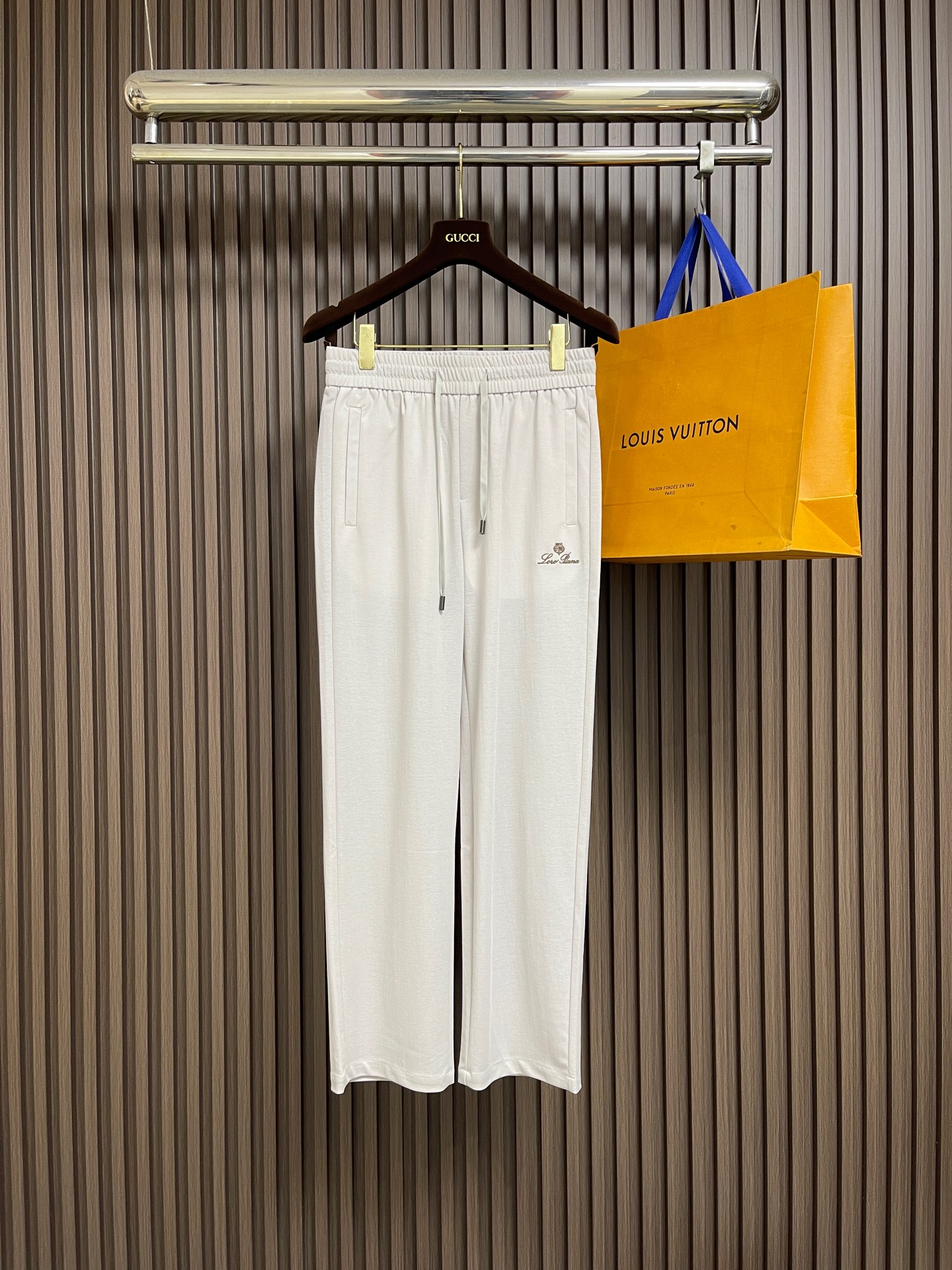 NO:827530,Tops and trousers LP Loropiana embroidered short-sleeved T-shirt and trousers suit, distressed texture, simple but uninhibited, brand logo, full of low-key luxury ~ embroidered design embellishment, instantly enhances fashion, high-end atmosphere, whether out or sports, wear it, easily become the focus of the crowd, fashion all the way. Size M-3XL,, loro piana, loro piana, T-shirt, tees, t-shirt,19860909上衣 长裤 LP Loropiana 刺绣短袖T恤长裤套装,做旧质感,简约却透着不羁,品牌标识,低调奢华感拉满～刺绣设计点缀,瞬间提升时尚度,高级氛围感狠狠拿捏,不管出街还是运动,穿上它,轻松成为人群焦点,时尚度一路狂飙. 尺码M-3XL,,loro piana,loro piana,T-shirt,tees，t-shirt,,Men's clothing