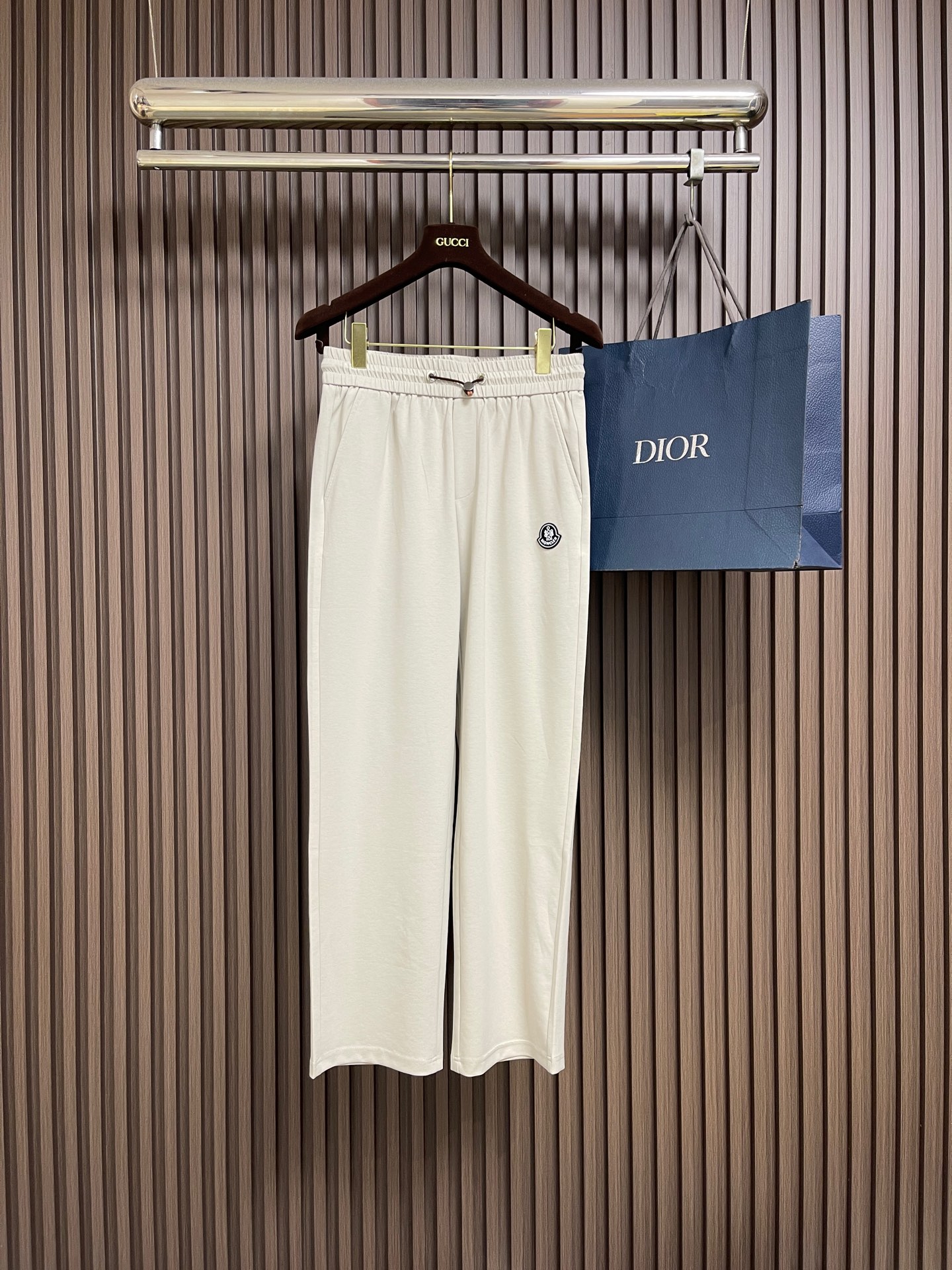 NO:827582,Moncler 2026FW spring and summer new straight-leg sweatpants. The fabric is incomparable and the shape and design are impeccable. These versatile sweatpants are beautiful for outdoor sports. The soul-like logo is simple and casual, and the accessories are top-notch. The details are good, the texture is beautiful, and it is very stylish. It is substantial. Size M-3XL,,19860909Moncler 2026FW春夏新品直筒卫裤,面料无敌,型款设计都无可挑剔的百搭款卫裤,户外运动都美.灵魂式的logo仔章简约休闲, 辅料都是顶配 细节好,质感美,十分有格调 实实在在的份量.尺码M-3XL,,,Men's clothing