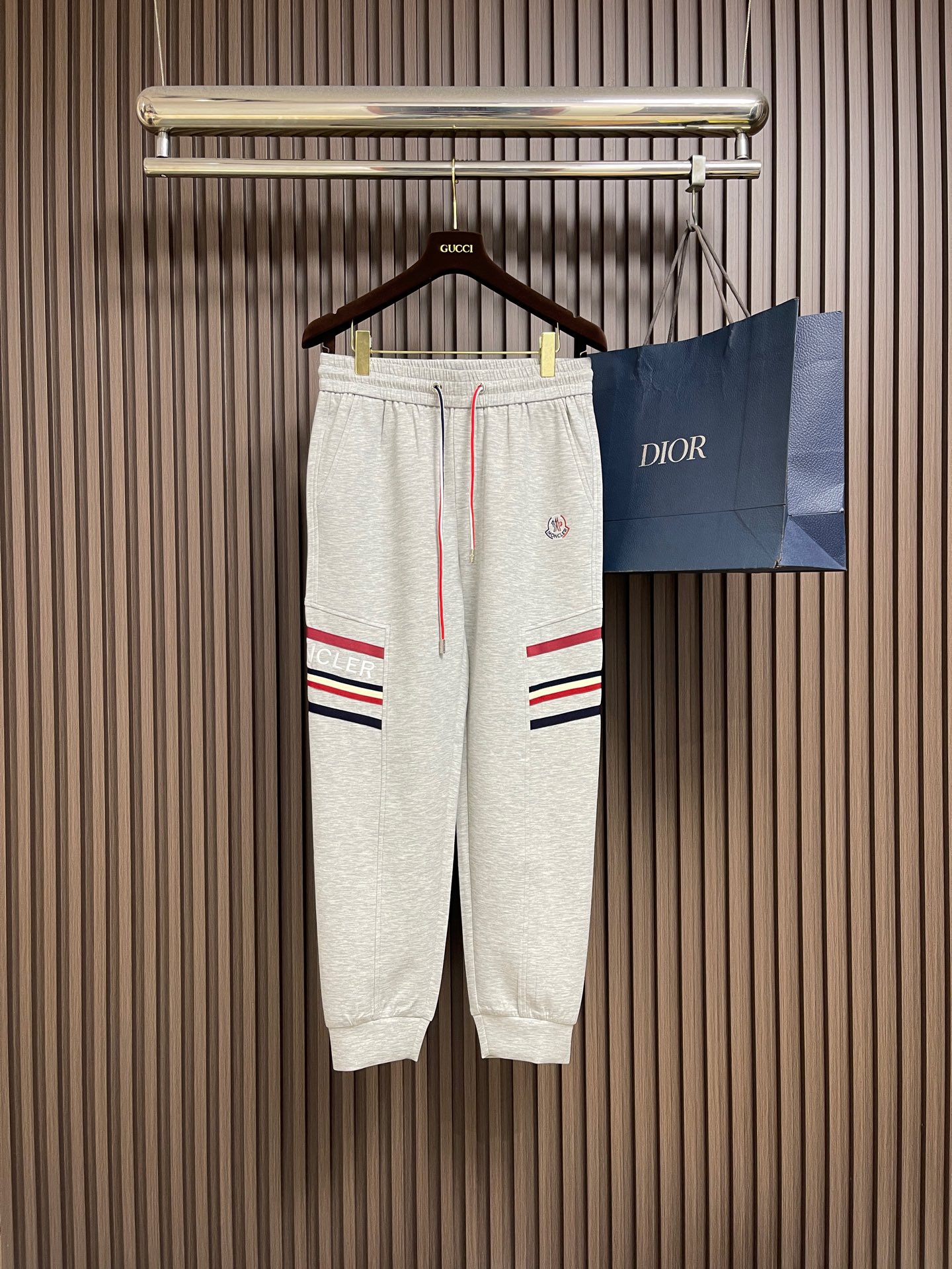 NO:827572,Moncler 2026ss early spring new men's new webbing casual sweatpants. Contrasting color design on both sides, very contemporary. Three-dimensional slim cut version, the best match for casual outings and at home. Elastic waist is moderately elastic and can be adjusted. Size M-3XL,,19860909Moncler 2026ss早春新款男士新款织带休闲卫裤.两侧拼接撞色设计,很有时代气息 立体修身裁剪版型,休闲外出,居家都是最佳的搭配松紧腰 弹力适中 可以调节.尺码M-3XL,,,Men's clothing