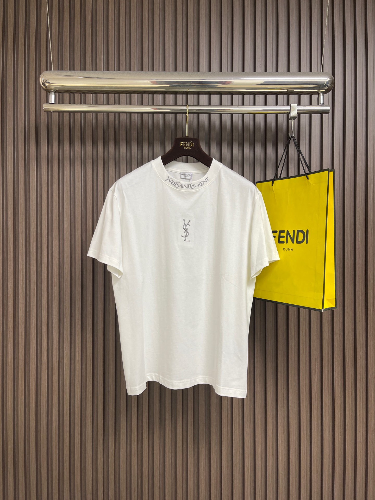 NO:827584,YSL Saint Laurent logo embroidered short-sleeved T-shirt, customized Jinyun Lyocell mercerized material. It is glossy and comfortable to the skin. The iconic Saint Laurent embroidered logo embellishes the front to highlight the brand recognition. Simple to the extreme, it is fashionable. The simplest T-shirt is the most touching. Imported machine embroidery technology is used. Advanced computer control system and precise mechanical components are used to realize the Saint Laurent logo embroidery operation with high precision. The lines are smooth and delicate, and the fabrics have been washed.  Better hand feel, not easy to deform, not easy to shrink, not easy to fade, and maintain long-term beauty. Sizes M-3XL M size Length 67 shoulder width 47.5 Bust 104 L size Length 69 shoulder width 49 Bust size 108  Shoulder width 53.5, bust 120,,saint laurent,saint laurent,T-shirt,tees,t-shirt,19860909YSL SaintLaurent 标识刺绣短袖T恤,定制锦韵莱赛尔丝光料 富有光泽 舒适贴肤 标志性SaintLaurent刺绣标识点缀正面 突出品牌辨识度 简单到极致就是时髦 最简单的T恤 最能打动人心 采用进口机刺绣工艺 使用先进的计算机控制系统和精密的机械部件 实现SaintLaurent标识刺绣作业 精度高 线条流畅而细腻,面料都经过浇洗 手感质感更佳 不易变形 不易缩水 不易褪色 保持长久的美观.尺码M-3XL M码 衣长67肩宽47.5 胸围104 L码衣长69肩宽49 胸围108 XL码 衣长71 肩宽50.5 胸围112 XXL码 衣长73 肩宽52 胸围116 XXXL码衣长75 肩宽53.5 胸围120,,saint laurent,saint laurent,T-shirt,tees，t-shirt,,Men's clothing