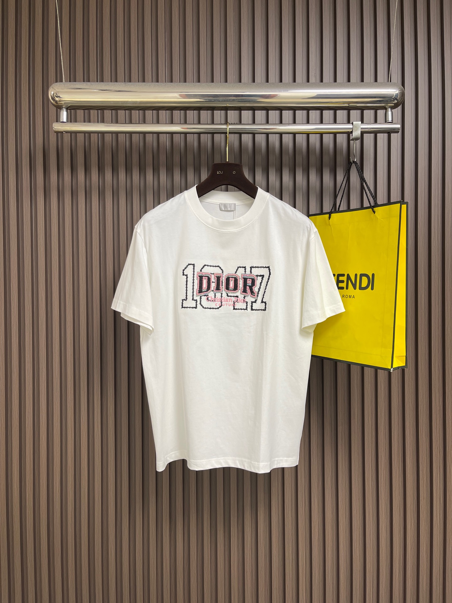 NO:827576,Dior 2026SS new summer 280g high-density short-sleeved T-shirt, 1947 brand logo embroidery, same style for men and women. Made of imported custom-dyed fabric, the upper body is comfortable and dense. The back collar chain bottom is fully shoulder-covering. It will not deform or shrink when exposed to water. Sizes M-3XL  Shoulder width 50.5, bust 112 XXL, length 73, shoulder width 52, bust 116, XXXL length 75, shoulder width 53.5, bust 120,, dior, T-shirt, tees, t-shirt,19860909Dior 2026SS夏季新款280克高密度短袖T恤,1947品牌标识刺绣,男女同款 采用进口定制定染面料上身舒适密度强 后领锁链底全包肩 过水不变形不缩水.尺码M-3XL M码 衣长67肩宽47.5 胸围104 L码衣长69肩宽49 胸围108 XL码 衣长71 肩宽50.5 胸围112 XXL码 衣长73 肩宽52 胸围116 XXXL码衣长75 肩宽53.5 胸围120,,dior,T-shirt,tees，t-shirt,,Men's clothing
