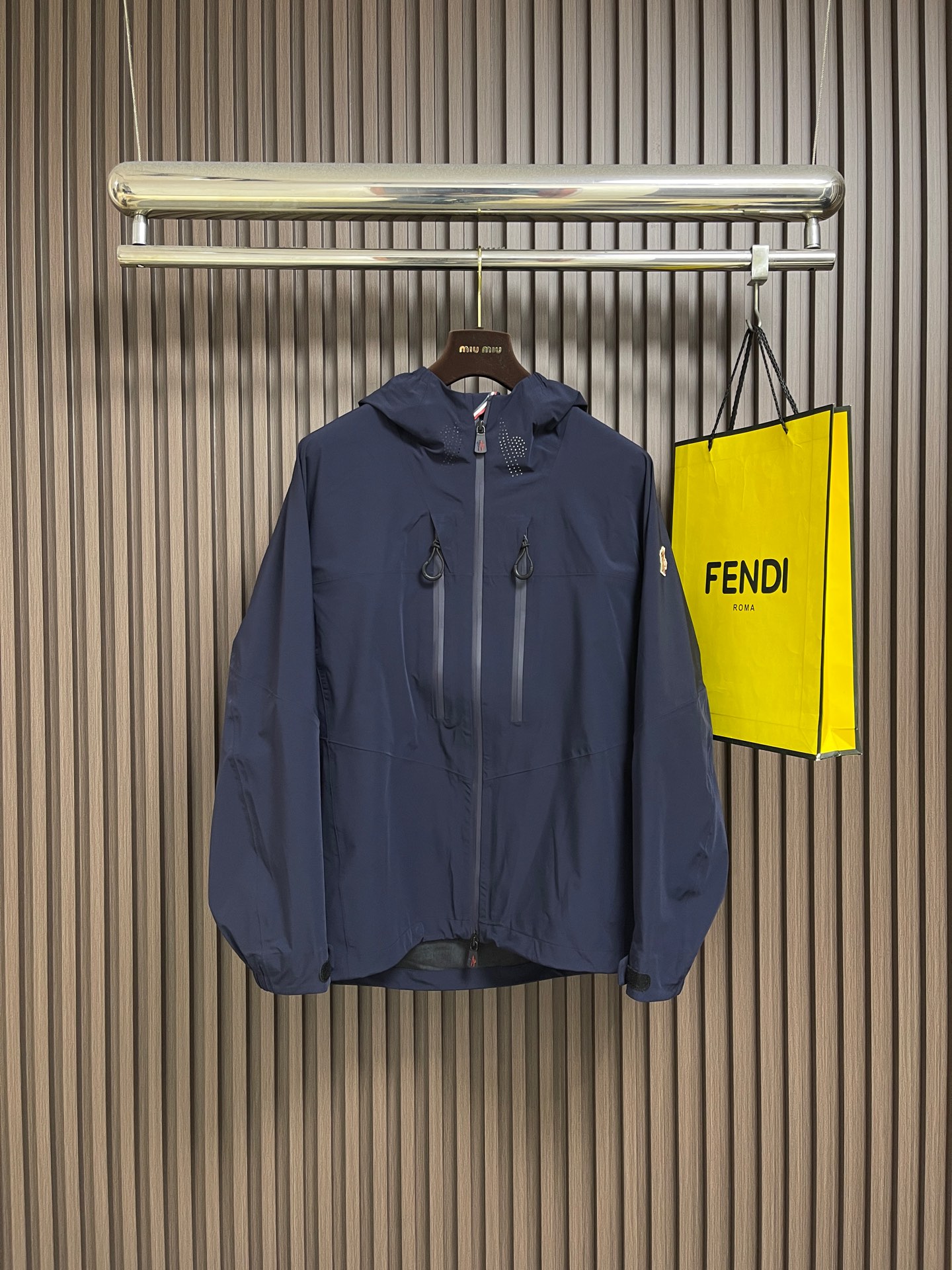 NO:827515,Moncler 2026FW men's hooded jacket, a casual daily wear item!  The upper body is body-modifying and the customized fabrics perfectly integrate fashion aesthetics and new urban business and leisure concepts. Different styles are available for you to choose and will never go out of style. One piece unlocks a variety of styles. Simple but not simple, details highlight quality. Sizes 48-56,,jackets & coats,jackets & coats,hats,19860909Moncler 2026FW男士连帽夹克外套,休闲日常穿搭单品！上身修饰身形、定制面料将时装美学和新都市商务休闲概念完美融合,不同风格任你选永不过时 一件,解锁百变风格 简约而不简单,细节彰显品质.尺码48-56,,jackets & coats,jackets & coats,hats,,Men's clothing