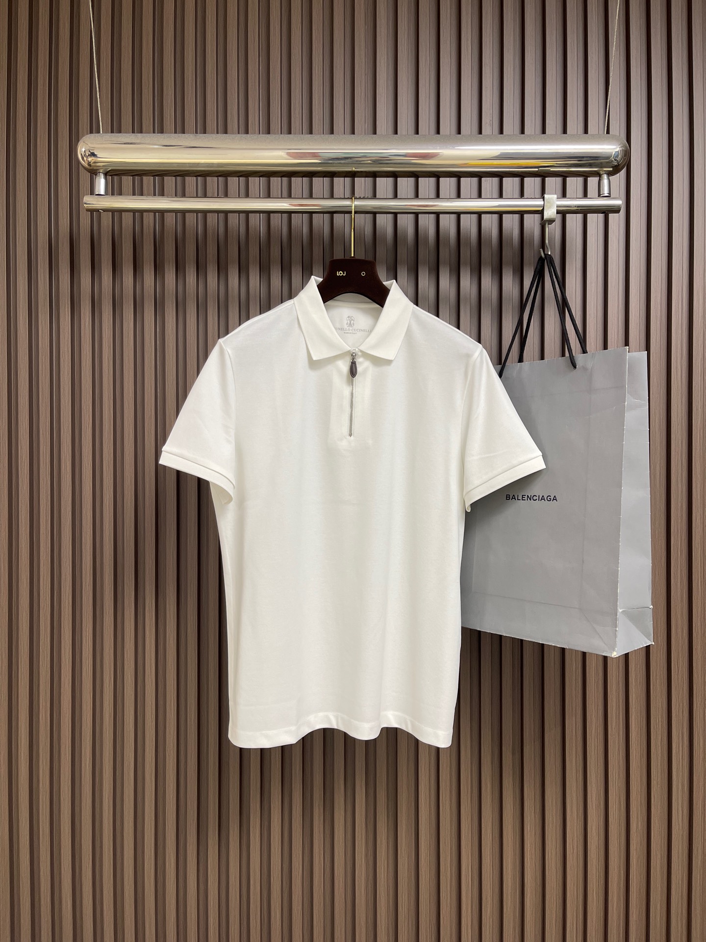 NO:827465,BrunelloCucinelli Brunello．  Cucinelli BC 2026ss new spring and summer lapel POLO short-sleeved T-shirt. The fabric is made of imported pique cotton. It is light and breathable. The upper body is silky and comfortable. It is high-end and classic. Sizes M-3XL  Bust 118, shoulder width 49, length 74, 3XL size, bust 122, shoulder width 50, length 75, brunello cucinelli, T-shirt, tees, t-shirt,19860909BrunelloCucinelli布鲁内洛．库奇内利 BC 2026ss春夏新款翻领POLO短袖T恤 面料选用进口珠地棉 轻薄透气 上身丝滑舒适 高端大气经典百搭.尺码M-3XL  M码 胸围106肩宽46衣长71 L码 胸围110肩宽47衣长72  XL码 胸围114肩宽48衣长73 XXL码 胸围118肩宽49衣长74 3XL码 胸围122 肩宽50衣长75,,brunello cucinelli,T-shirt,tees，t-shirt,,Men's clothing