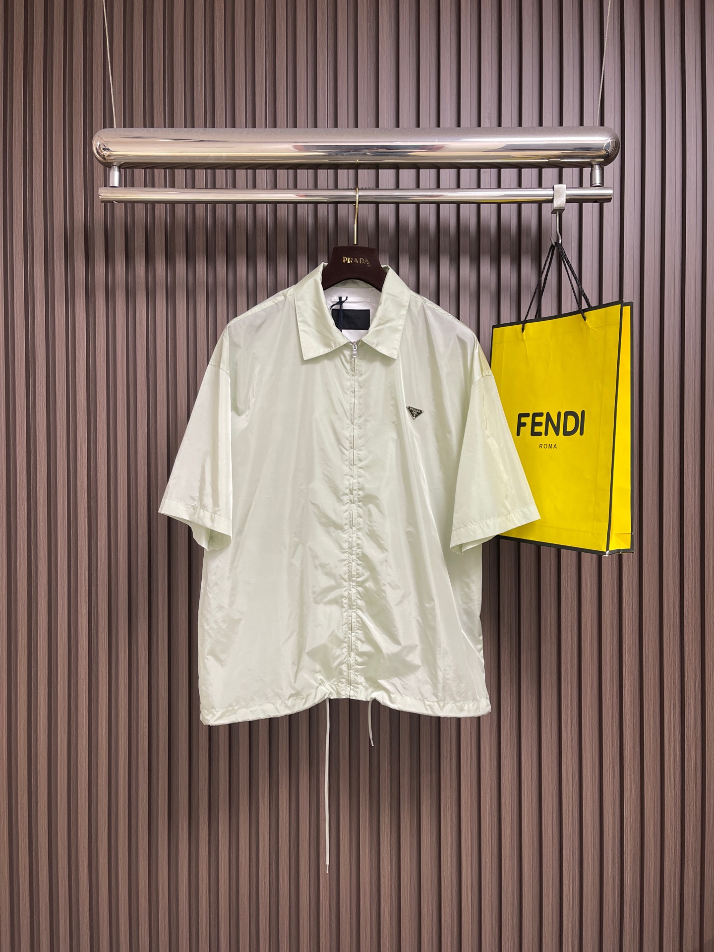 NO:827507,PRADA's triangular logo zipper short-sleeved shirt is comfortable and breathable. You won't feel stuffy when wearing it in summer. It's also a bit stiff and won't feel squishy when worn!  Triangular logo embellishment on the chest!  The edges of the shoulders, cuffs and hem are all neatly processed, and the hemming is meticulous and not easy to wear. It can be matched with many types of clothing to create a fashionable look. Customized accessories, complete with three standards, same style for men and women!  Size S-XL S size bust 126 shoulder width 59 length 74.5 M size bust 130 shoulder width 61 length 76 L size bust 134 shoulder width 63 length 77.5 XL size bust 138 shoulder width 65 length 79,, prada, shirts, T-shirt,19860909PRADA 三角标识拉链短袖衬衫,穿在身上又舒服又透气,夏天穿也不会觉得闷,而且还有点挺括劲儿,穿上身不会软塌塌的！胸口的三角标识点缀！肩膀、袖口还有下摆这些地方,边缘都处理得很利落,包边细致,不容易磨坏,能与多类型服饰搭配营造时尚造型,定制辅料,三标齐全,男女同款！尺码S-XL S码 胸围126 肩宽59衣长74.5 M码 胸围130 肩宽61 衣长76 L码 胸围134 肩宽63衣长77.5 XL码 胸围138 肩宽65衣长79,,prada,shirts,T-shirt,,Men's clothing
