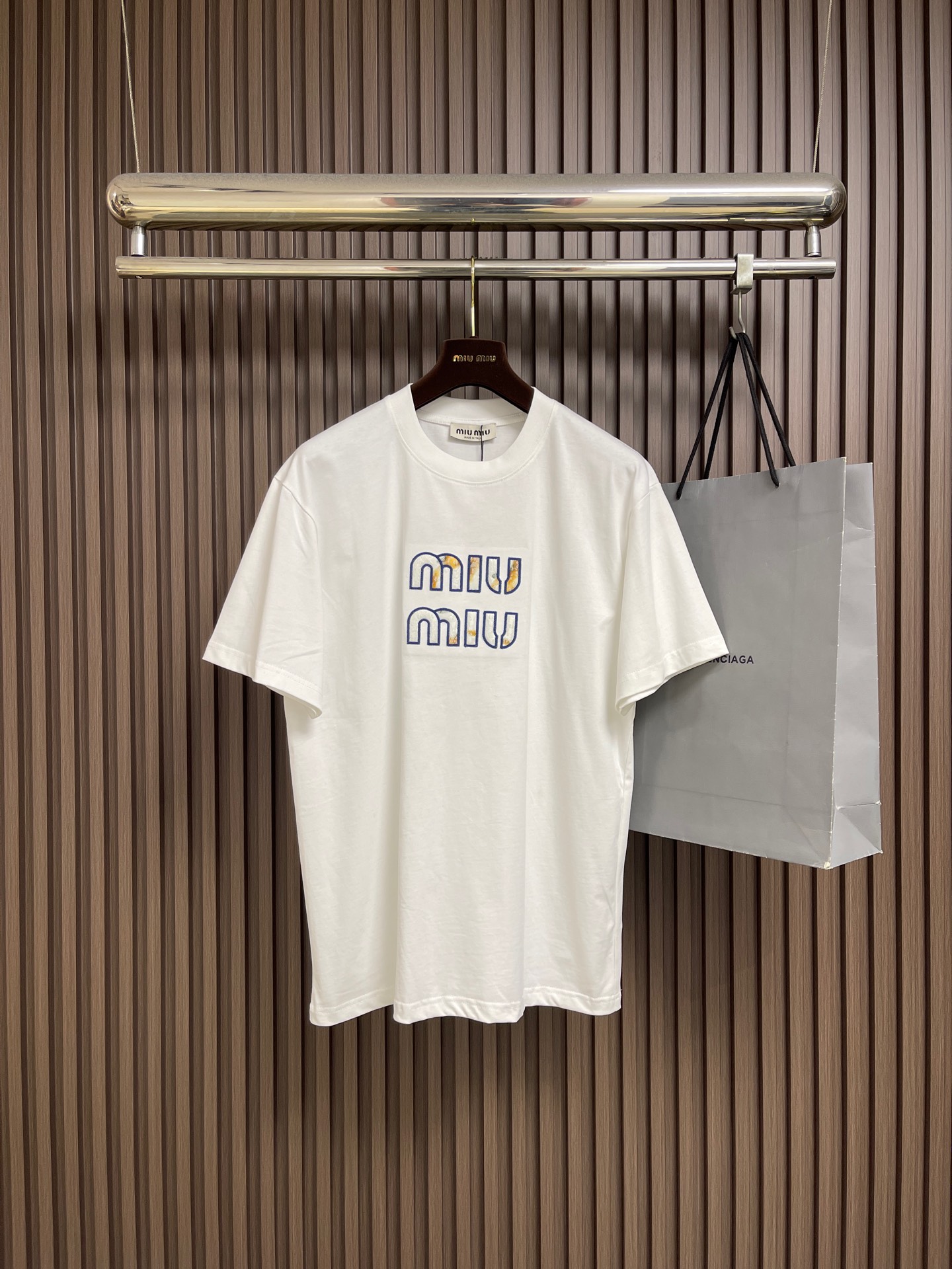 NO:827454,MIUMIU 2026ss new spring and summer short-sleeved T-shirt with letter logo, which is neither monotonous nor complicated, and just right to show your taste!  The fabric is comfortable, sweat-absorbent and breathable, and the unique luxury feel of the fabric presents a simple and elegant temperament!  Chest logo design!  Full and three-dimensional!  Standard cut design!  Size S-XL S size Bust 106 Shoulder width 47 Clothes length 71 Medium Bust 110 Shoulder width 49.5 Clothes length 73 L Size Bust 114 Shoulder width 51 Clothes length 7519860909MIUMIU 2026ss春夏新款字母logo标识短袖T恤,既不单调也不复杂,恰到好处的展现品味！面料舒适吸汗透气根本不在话下,面料独具的高奢感呈现简约优雅气质！胸前logo设计！饱满立体！标准裁剪设计！尺码S-XL S码 胸围106 肩宽47 衣长71 M码胸围110肩宽49.5 衣长73 L码 胸围114肩宽51 衣长75 XL码胸围118肩宽52.5 衣长77,,miumiu,T-shirt,tees，t-shirt,,Men's clothing