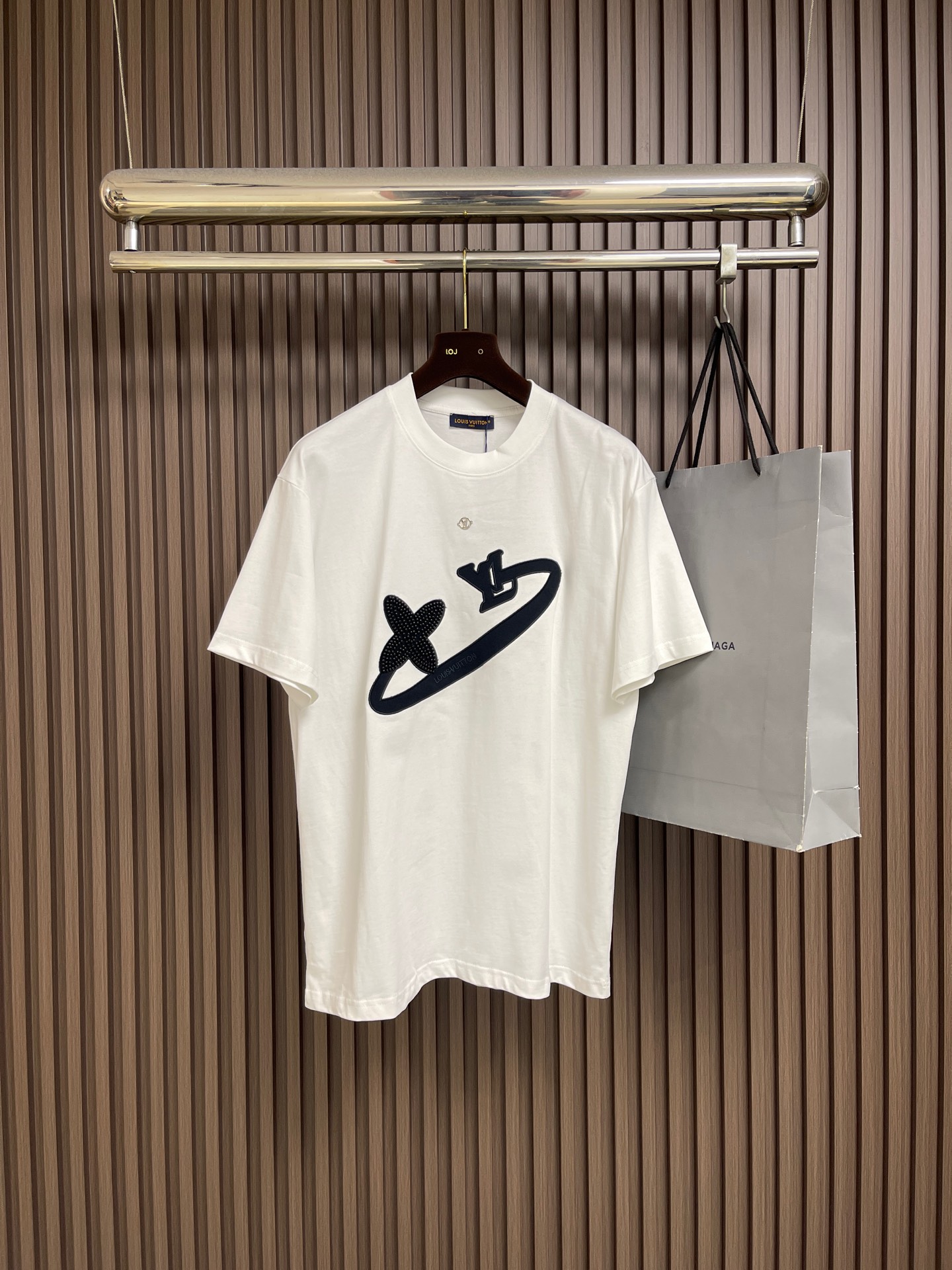 NO:827443,LV  The 2026SS new summer embroidered round neck short-sleeved T-shirt is made of imported high-end pure cotton fabric, with fine texture and skin-friendly texture, soft and breathable touch, and excellent breathability and drape, ensuring the quality and practicality of the T-shirt; the neckline adopts a classic round neck design, which fits the neck line, is neat and stylish, and is not picky about the style, easily adapting to various inner and outer wear scenarios; the body adopts the brand's iconic  Monogram scattered dot embroidery technology presents classic elements such as LV letters and four-leaf flowers. The embroidery is full and three-dimensional, the stitching is neat and delicate, and the craftsmanship is exquisite. It breaks the pure white monotony and adds a sense of detailed design. It is low-key but fully demonstrates the brand recognition; the cuffs are designed with flat edges, the lines are neat and delicate, and they fit the body shape and are not easy to deform, showing French luxury and trendy style. Size S-XL  Size S, bust 106, shoulder width 47, length 71, size M, bust 110, width 49.5, length 73, size L, bust 114, width 51, length 75, size XL, bust 118, width 52.5, length 77, Louis Vuitton, T-shirt, tees, t-shirt,19860909LV 2026SS夏季新款刺绣圆领短袖T恤,采用进口高端纯棉面料,质地细腻亲肤,触感柔软透气,兼具优异的透气性与垂坠感,保证了T恤的品质与实用性；领口采用经典圆领设计,贴合颈部线条,利落有型,不挑穿搭风格,轻松适配各种内搭外穿场景；衣身采用品牌标志性Monogram散点刺绣工艺,将lv字母、四叶花等经典元素呈现,刺绣饱满立体,针脚工整细腻,工艺精湛,打破纯白单调感,增添细节设计感,低调却尽显品牌辨识度；袖口采用平整收边设计,走线工整细腻,贴合身形不易变形,尽显法式奢华与潮流格调.尺码S-XL S码 胸围106 肩宽47 衣长71 M码胸围110肩宽49.5 衣长73 L码 胸围114肩宽51 衣长75 XL码胸围118肩宽52.5 衣长77,,louis vuitton,T-shirt,tees，t-shirt,,Men's clothing