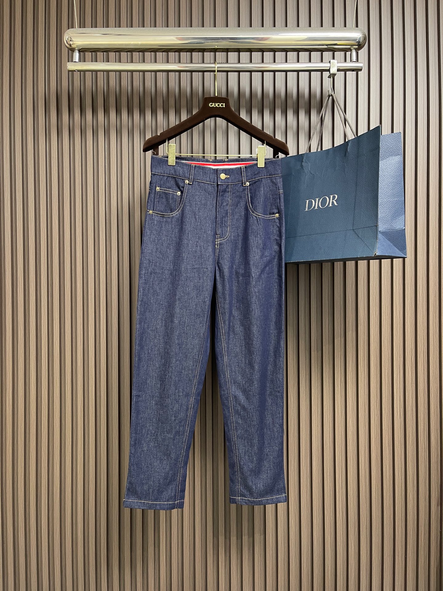 NO:827480,Tops Jeans ThomBrowne TB 2026SS Early Spring New American Retro College Style Denim Jacket Straight Pants Suit, the combination is perfectly integrated with sophistication. It is made of navy blue primary color denim fabric with a crisp texture, retro color and high-end. The heavy-duty denim topstitching process is neat and full of recognition. It strengthens the sense of workwear and sophistication. It is suitable for daily commuting as well as exquisite wear for casual occasions. Sizes 1-2-3-4,,thom browne,jeans,jackets  & coats,19860909上衣 牛仔裤 ThomBrowne汤姆布朗 TB 2026SS早春新品美式复古学院风牛仔外套直筒裤套装,组合精致感完美融合 采用藏青色原色牛仔面料质感挺括 复古色泽又高级 重工牛仔明线工艺利落又充满辨识度 强化了工装感与精致感 既适合日常通勤也能作为休闲场合的精致穿搭.尺码1-2-3-4,,thom browne,jeans,jackets & coats,,Men's clothing