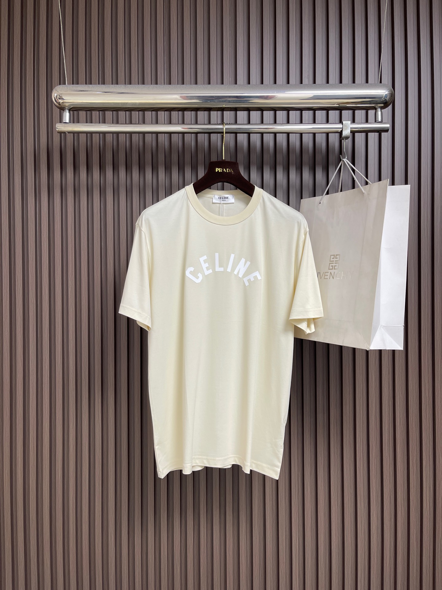 NO:827442,CELINE  Tencel linen blended letter short-sleeved T-shirt, a high-end choice for a relaxed feel ~ The classic curved CE letter logo is presented with high-density offset printing technology. It is neat and crisp but not soft. It highlights the French high-end feeling in a low-key manner. It is C  E's iconic minimalist aesthetic expression. Selected modal + lyocell (Tencel) + polyester fiber + cotton + linen five-fold blended fabric, 36.9% Tencel + 7.2% linen golden ratio, with its own natural sky  It has a cool and drapey feel, and the upper body is silky and skin-friendly, breathable and not sweaty. It is perfect for spring and summer commuting and leisure scenes, and can be worn for a long time without restraint. The neckline is made of high-elastic ribbing and is reinforced with double-stranded threads. It will not deform or curl for a long time, and it fits the neck more comfortably. The hem and cuffs are made of precision seaming technology, and the lines are neat and even. The middle seam design of the back optimizes the silhouette lines and modifies the body shape for a neater look. Sizes XS-XL  XS size shoulder width 49, bust size 110, length 69, size S size, shoulder width 50, bust size 114, length 71 size M, size shoulder width 51, size bust 118 size, length 73 size L, size shoulder width 52, bust size 122, length 75, size19860909CELINE 天丝亚麻混纺字母短袖T恤,高阶松弛感之选～经典弧形CE字母标识,以高密胶印工艺呈现,利落挺括不软塌,低调中彰显法式高级感,是CE标志性的极简美学表达.甄选莫代尔＋莱赛尔（天丝）＋聚酯纤维＋棉＋亚麻五重混纺面料,36.9％天丝＋7.2％亚麻黄金配比,自带天然凉感与垂坠感,上身丝滑亲肤、透气不闷汗,完美适配春夏通勤与休闲场景,久穿无束缚.领口采用高弹罗纹包边,双股走线加固,久穿不变形、不卷边,贴合颈部更舒适.衣摆、袖口采用精密锁边工艺,走线工整均匀,后背中缝设计,优化版型线条,修饰身形更显利落.尺码XS-XL XS码肩宽49 胸围110衣长69  S码肩宽50 胸围114衣长71  M码 肩宽51胸围118衣长73 L码 肩宽52 胸围122衣长75 XL码肩宽53 胸围126衣长77,,celine,T-shirt,tees，t-shirt,gold,,Men's clothing