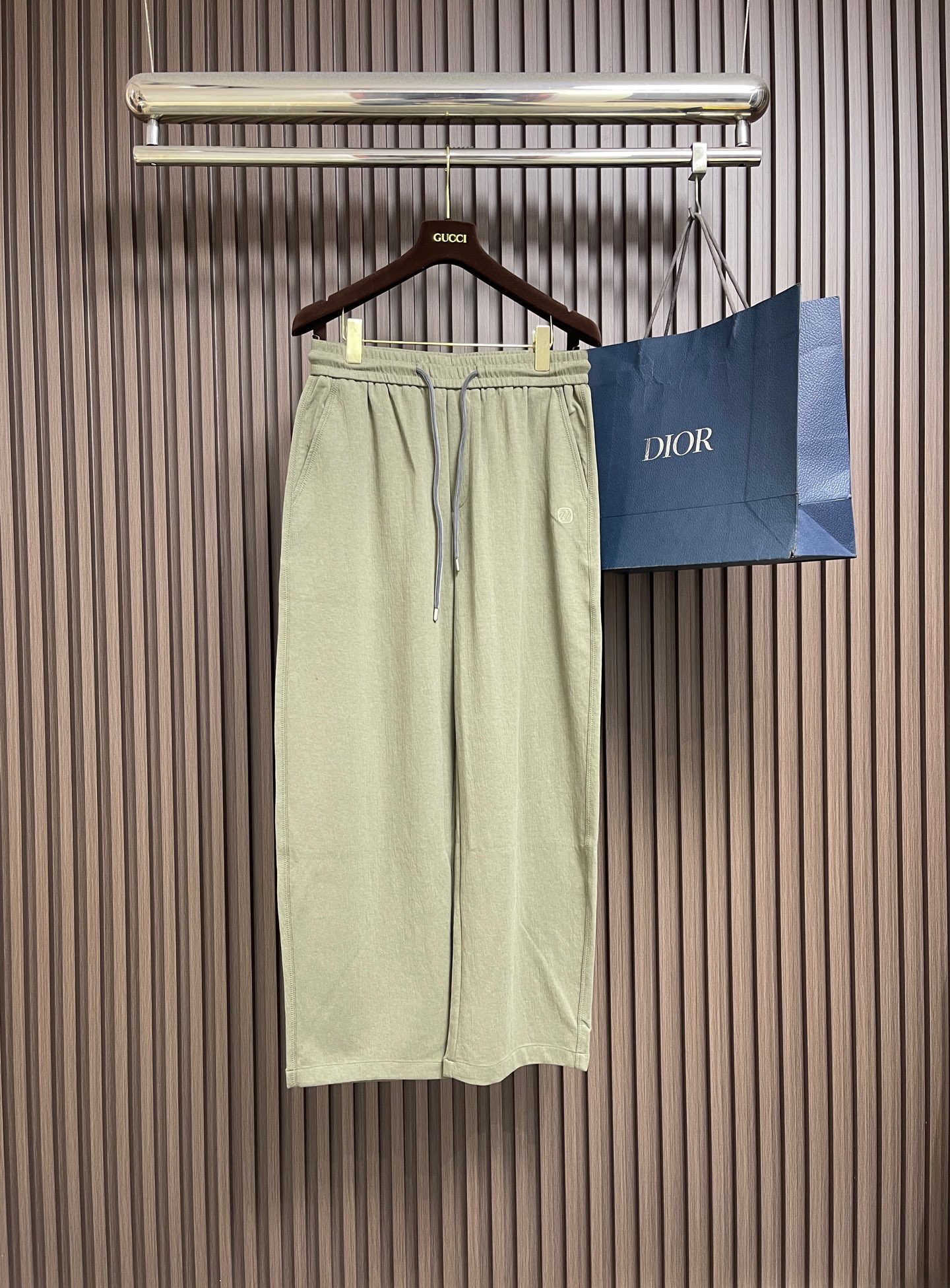 NO:827472,ZEGNA  2026SS spring and summer 'Tencel Puff' series green casual pants. Italian luxury craftsmanship, selected Tencel Lyocell blended fabric, with cloud-like soft and waxy texture, skin-friendly and breathable, perfect drape, avocado green/matcha green advanced color  , has a cool and high-end feel, the first choice for the distinguished in spring and summer, customized two-color drawstring at the waist + metal toe cap details, full of recognition, exquisite Z-shaped three-dimensional embroidery on the pants, low-key luxury with invisible logo, loose straight scimitar version, modified leg shape without picking up the body shape  The interior is edged with white inserts, and the detailed workmanship is in line with the counter. It is suitable for all scenes of commuting, business, and leisure outings. It is a high-end and easy-to-wear trousers that is needed in the wardrobe. Sizes XS-L  Pants length 107,,19860909ZEGNA 2026SS春夏「天丝泡芙」系列绿色休闲裤.意式顶奢工艺,甄选天丝莱赛尔混纺面料,自带云朵般软糯肌理,触感亲肤透气,垂坠感满分,牛油果绿/抹茶绿高级色调,自带清冷高级感,春夏显贵首选,腰间定制双色抽绳+金属包头细节,辨识度拉满,裤身精致Z字立体刺绣,隐形logo低调奢华,宽松直筒弯刀版型,修饰腿型不挑身形 内里包边白色嵌条工艺,细节做工对标专柜,通勤商务、休闲出街全场景适配,是衣柜里高级又好穿的刚需神裤.尺码XS-L XS码 腰围74 腿围66 裤长104  S码 腰围78 腿围68 裤长105 M码 腰围82 腿围70 裤长106  L码 腰围86 腿围72 裤长107,,,Men's clothing