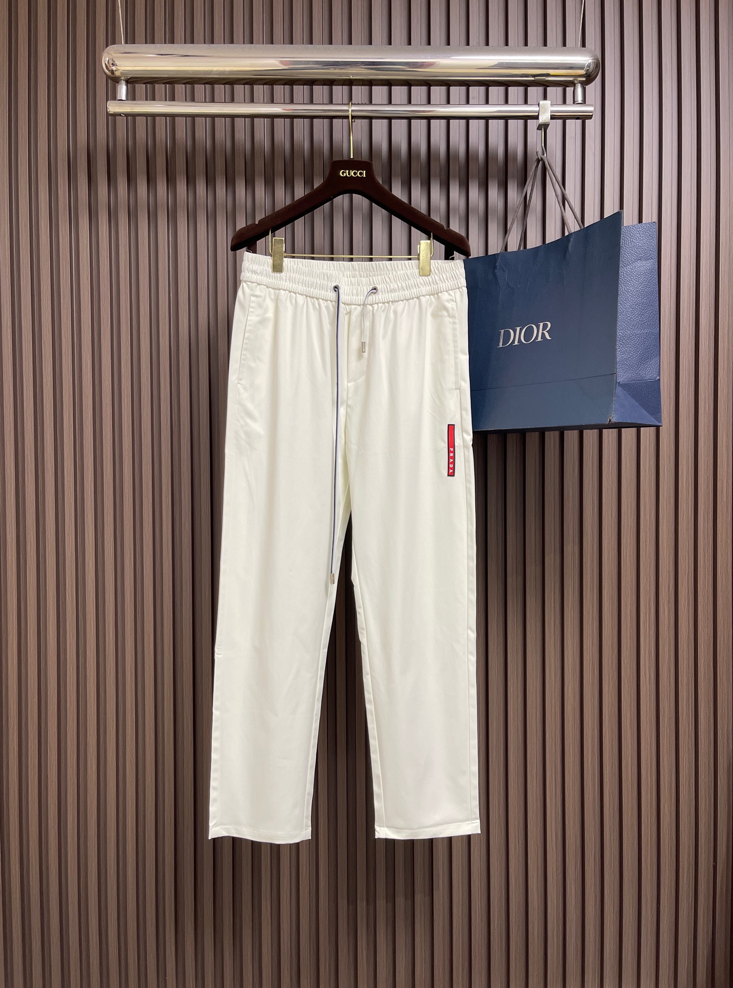 NO:827452,Prada  Triangular logo outdoor functional style black and white casual pants, double blessing with classic inverted triangle metal logo + three-dimensional embroidered logo. The triangle nameplate on the back waist pocket is the soul symbol of PD. The brand embroidery details on the trousers, trouser legs and drawstrings perfectly fit the outdoor functional aesthetics. High-speed fast-drying elastic functional fabrics are selected, which have both crisp drape and  Skin-friendly and breathable, with no sense of restraint on the upper body. The elastic waistband + adjustable drawstring design is extremely friendly to all body types; the straight and slightly wide pants shape accurately modifies the leg shape, hides the muscles and makes the body slimmer, elongates the leg lines, creates neat long legs, and can easily control various dressing styles. Sizes 31-32-33-34-35-36  31码 腰围77 腿围60 裤长103臀围102 32码 腰围80 腿围62 裤长104 臀围106 33码 腰围82.5 腿围64 裤长104 臀围110 34码 腰围85 腿围66 裤长104 臀围114 35码 Waist 87.5 Leg 68 Pants length 105 Hips 118 Size 36 Waist 90 Legs 70 Pants length 105 Hips 122,,prada,19860909Prada 三角标户外机能风黑白休闲裤,经典倒三角金属标+立体刺绣Logo双重加持,后腰口袋的三角铭牌是PD的灵魂符号,裤身、裤腿、抽绳的品牌刺绣细节,完美契合户外机能美学.甄选高支速干弹力机能面料,兼具挺括垂坠与亲肤透气,上身零束缚感.松紧腰头+可调节抽绳设计,对各种身材都极度友好；直筒微阔的裤型,精准修饰腿型,藏肉显瘦,拉长腿部线条,打造利落大长腿,轻松驾驭各种穿搭风格.尺码31-32-33-34-35-36 31码 腰围77 腿围60 裤长103臀围102 32码 腰围80 腿围62 裤长104 臀围106 33码 腰围82.5 腿围64 裤长104 臀围110 34码 腰围85 腿围66 裤长104 臀围114 35码 腰围87.5腿围68 裤长105 臀围118 36码 腰围90 腿围70 裤长105 臀围122,,prada,,Men's clothing
