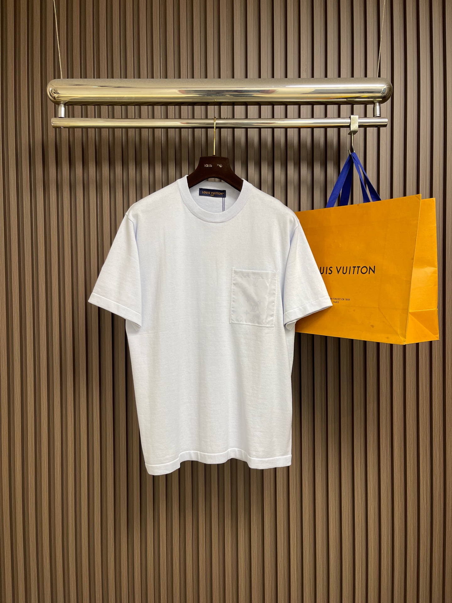 NO:827513,LV 2026ss Spring Series Monogram half-moon panel nylon T-shirt. This cotton T-shirt is soft in texture and embellished with Yingze Monogram nylon inlays. It is equipped with a chest patch pocket and a half-moon panel at the back of the neck. The seasonal color design is flexible and versatile, and can inject a dynamic atmosphere and exquisite style into daily wear. Sizes S-XL S Size Bust 111 Shoulder Width 43 Clothes Length 66  M size bust 115 shoulder width 44 length 68 L size bust 119 shoulder width 45 length 70 XL size bust 123 shoulder width 46 length 72, Louis Vuitton, tees, t-shirt,19860909LV 2026ss 春季系列 Monogram 半月形镶片尼龙T恤,本款棉质T恤质地柔软,点缀莹泽 Monogram锦纶嵌饰,配以胸前贴袋和颈后的半月形饰片.当季色彩设计灵活百搭,可为日常着装注入动感气息与精致格调.尺码S-XL S码 胸围111 肩宽43 衣长66 M码胸围115肩宽44 衣长68 L码 胸围119肩宽45 衣长70 XL码胸围123 肩宽46 衣长72,,louis vuitton,tees，t-shirt,,Men's clothing