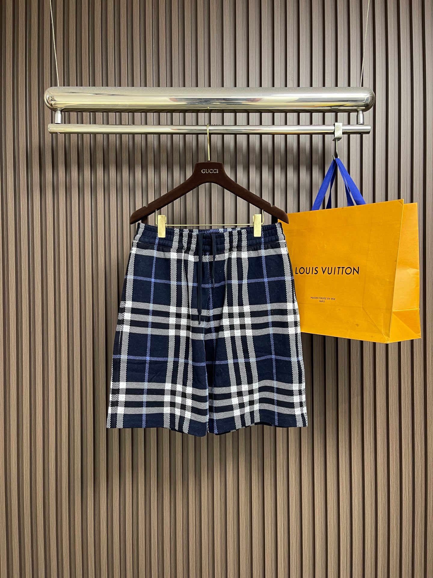 NO:827433,Tops Shorts Burberry 2026ss early spring knitted plaid short-sleeved POLO shorts suit, loose fit, made of cotton fabric, the iconic plaid is particularly eye-catching in visual effects. The overall loose fit configuration is more youthful and sporty, highlighting the fashion sense of the modern city. The upper body is atmospheric and the effect is excellent. It is worry-free and labor-saving to match. It can be easily controlled whether it is leisure sports or high street travel. Sizes S-XL Top S size Bust  Shoulder width 45.6 Dress length 76 Size M Bust 116 Shoulder width 46.8 Dress length 77 Size L Bust 120 Shoulder width 48 Dress length 78 Size XL Bust 124 Shoulder width 49.2 Dress length 79 Shorts Size S Length 52 Waist 73 Seat size 109 Size M Pants length 54 Waist size 77 Seat size 114 Size L Length 56 Waist size 81  Sitting circumference 119, XL size pants length 57, waist circumference 85, sitting circumference 124, burberry, shorts, T-shirt,19860909上衣 短裤 Burberry 2026ss早春针织格纹短袖POLO短裤套装,宽松版型,采用棉质面料制成,在视觉效果上格纹标志性就显的特别夺眼,整体宽松的版型配置,更具青春运动风格,凸显现代都市的时尚感,上身大气出彩,效果极佳,搭配更是省心省力,无论是休闲运动还是高街出行,都能轻松驾驭.尺码S-XL 上衣 S码 胸围 肩宽45.6 衣长76 M码胸围116 肩宽46.8 衣长77 L码 胸围120 肩宽48 衣长78 XL码胸围124 肩宽49.2 衣长79 短裤 S码 裤长52 腰围73 坐围109 M码裤长54 腰围77 坐围114 L码 裤长56 腰围81 坐围119 XL码裤长57 腰围85 坐围124,,burberry,shorts,T-shirt,,Men's clothing