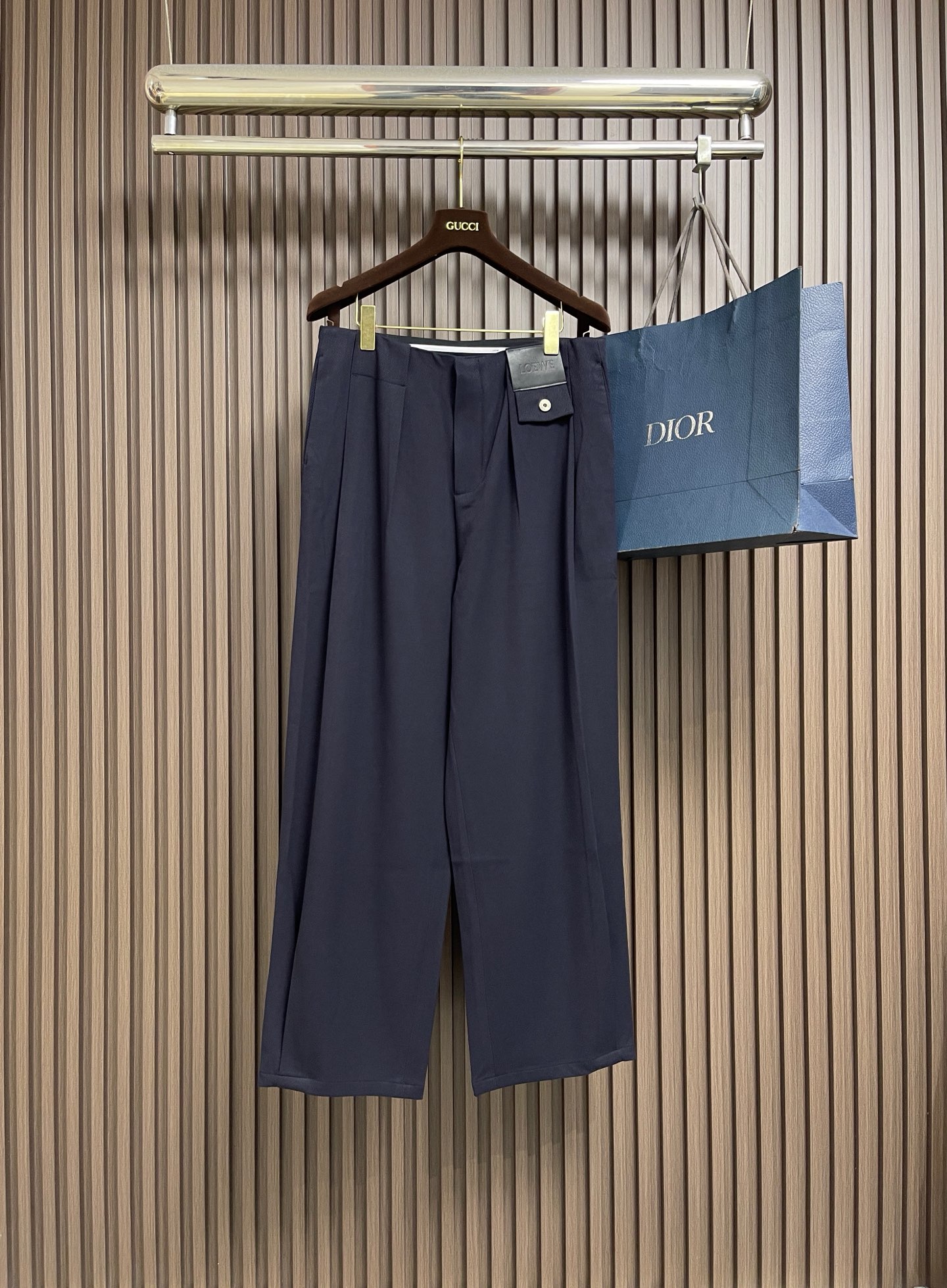 NO:827463,Loewe leather casual pants, custom-made mercerized matte wool, mainly in matte dark navy blue, with LOE on the front of the waistband  压纹皮革贴片,与纽扣零钱袋巧妙呼应,是品牌美学的含蓄表达.为极简裤装注入品牌灵魂,散发着低调而奢华的光芒.正面压褶工艺,裤腰处的两道纵向压褶,采用高温定型工艺,不 仅增加了腰腹的活动余量更通过线条延伸感修饰腿型.级立体归拔剪裁工艺,通过精准的剪裁与归拔定型技术,使裤裆部位兼具的挺括有型与的舒适自在.尺码44-46-48-50  S-XL 44码腰围78 座围100 裤长103 46码腰围82 座围104 裤长104 48码腰围86 座围108 裤长105 50码腰围90 座围112 裤长106,,loewe,19860909Loewe 皮牌休闲裤,定制丝光雾面羊毛,以雾感深海军蓝为主色调,腰头正面饰有LOE 压纹皮革贴片,与纽扣零钱袋巧妙呼应,是品牌美学的含蓄表达.为极简裤装注入品牌灵魂,散发着低调而奢华的光芒.正面压褶工艺,裤腰处的两道纵向压褶,采用高温定型工艺,不仅增加了腰腹的活动余量更通过线条延伸感修饰腿型.级立体归拔剪裁工艺,通过精准的剪裁与归拔定型技术,使裤裆部位兼具的挺括有型与的舒适自在.尺码44-46-48-50 S-XL 44码腰围78 座围100 裤长103 46码腰围82 座围104 裤长104 48码腰围86 座围108 裤长105 50码腰围90 座围112 裤长106,,loewe,,Men's clothing