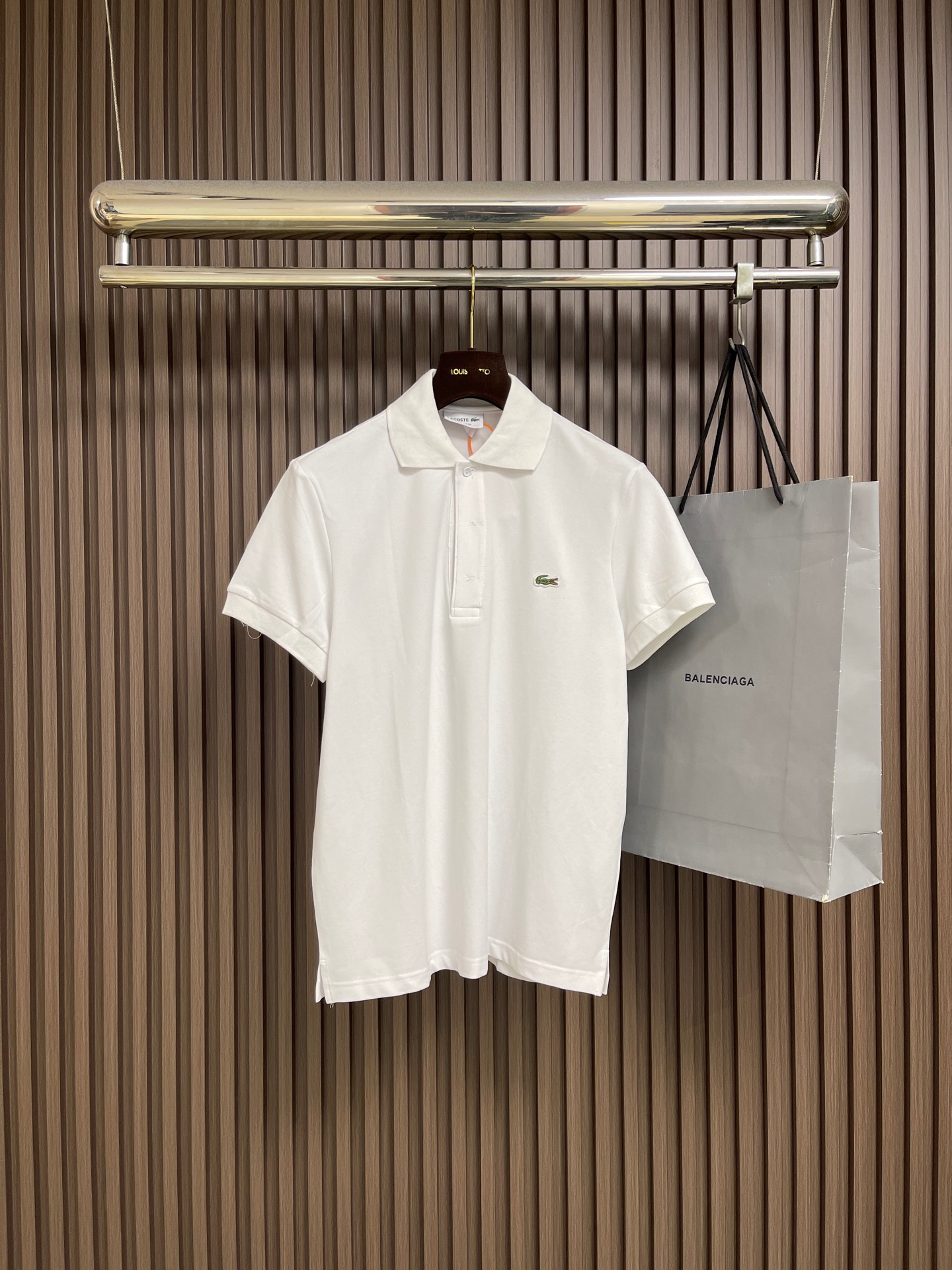 NO:831350,Lacoste crocodile logo short-sleeved Polo shirt. Customized glossy bee-extract cotton. Delicate, soft, comfortable and breathable. Pure white as the base. Minimalist texture to interpret the symbiosis of comfort and luxury. The iconic small crocodile vividly expresses the heart. On the pure white canvas, it outlines a low-key edge with a vivid attitude. Cut out the complex and simplify it. Use a solid color as the base and the logo as a print to show the texture and brand heritage in a low-key manner. Use the car seal craft to make independent embroidery seals through computer embroidery.  Then position it and sew it on the clothes. It has a strong three-dimensional effect, is strong and washable, and has stable quality. The fabrics have been fermented and washed. They have a better hand feel and texture. They are not easy to deform, shrink or fade. They maintain long-term beauty. Sizes S-XL  Bust 110, shoulder width 46, length 74, T-shirt,19860909Lacoste 鳄鱼徽标短袖Polo衫 定制琉光蜂萃棉 细腻柔软 舒适透气 纯粹本白为底 以极简质感 诠释舒适与高级的共生 标志性小鳄鱼跃然心口 在纯净白画布上 以鲜活姿态勾勒低调锋芒 删繁就简 以净色为底 标识为印 于低调间尽显质感与品牌底蕴 采用车章仔工艺 通过电脑绣花做好独立刺绣章仔 再将其定位后车缝固定在衣物上 立体感强 牢固耐洗 质量稳 面料都经过酵洗 手感质感更佳 不易变形 不易缩水 不易褪色 保持长久的美观.尺码S-XL S码胸围98肩宽41.5衣长68 M码 胸围102 肩宽43 衣长70 L码胸围106 肩宽44.5衣长72 XL码 胸围110肩宽46 衣长74,,T-shirt,,Men's clothing