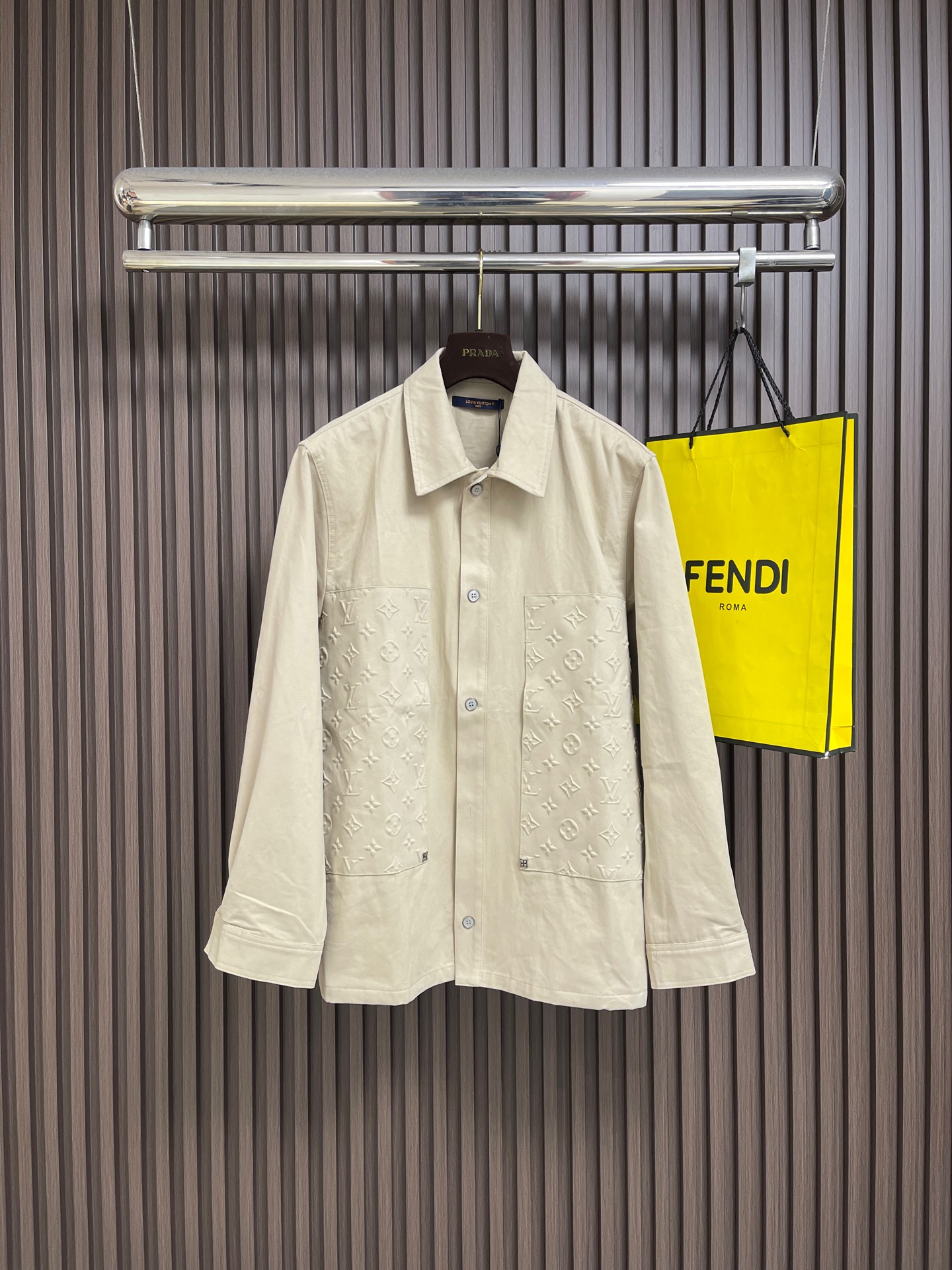 NO:836094,LV 2026SS new summer embossed work shirt, positioning patchwork design, slightly distressed and washed, classic Monogram element embellishment, hammer fixing ring in L and V shape, with lvse leather label, washed denim fabric to create a loose fit, seasonal sharp corner pockets with zippered trouser legs. Sizes S-XL, louis vuitton, shirts,19860909LV 2026SS夏季新款压花工装衬衫,定位裁片拼接设计,轻微做旧洗水,经典Monogram元素点缀,锤子固定环呈现L和V字形状,搭配lvse皮牌标签,水洗单宁面料营造宽松版型,当季尖角口袋搭配拉链裤脚.尺码S-XL,,louis vuitton,shirts,,Men's clothing