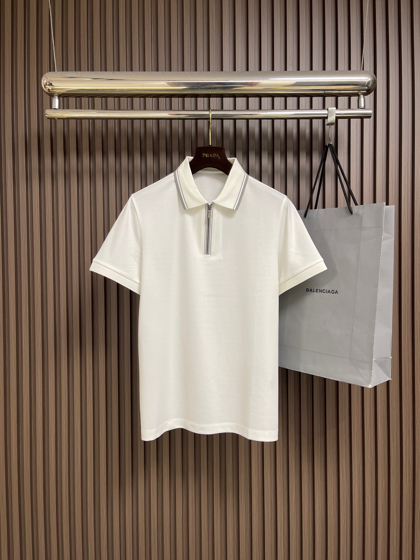 NO:831296,LP Loropiana zipper fly lapel short-sleeved POLO shirt breaks the conventional button-style design. This zipper fly gives a more high-end look. The hem is slit and Italian-style tailoring. The chest fits and the hem is slightly loose. It is more tolerant to the body. The upper body is comfortable and has no sense of restraint. The fabric is made of custom-made materials. It has a better skin-friendly feel and breathability than pure cotton. The surface of the fabric has a warm luster.  High-end and textured. Sizes M-3XL M, bust 106, shoulder width 44.8, length 69.5 L, bust 110, shoulder width 46, length 71.5  Length 76.5,,loro piana,loro piana,T-shirt,19860909LP Loropiana 拉链门襟翻领短袖POLO衫 打破纽扣式常规设计 这款采用拉链门襟视觉上更显高档高级感 下摆开叉 意式剪裁 胸口合体下摆略微宽松剪裁 对身材的包容性更好 上身舒适而无束缚感 面料采用 客供订织材质 比起纯棉上身有着更好的亲肤感 与透气性 面料表层有温润的光泽感 高档而显质感.尺码M-3XL  M码 胸围106肩宽44.8衣长69.5 L码 胸围110肩宽46衣长71.5  XL码 胸围114肩宽47.2 衣长73.5 XXL码 胸围118肩宽48.4 衣长75.5 3XL码 胸围122 肩宽49.6 衣长76.5,,loro piana,loro piana,T-shirt,,Men's clothing