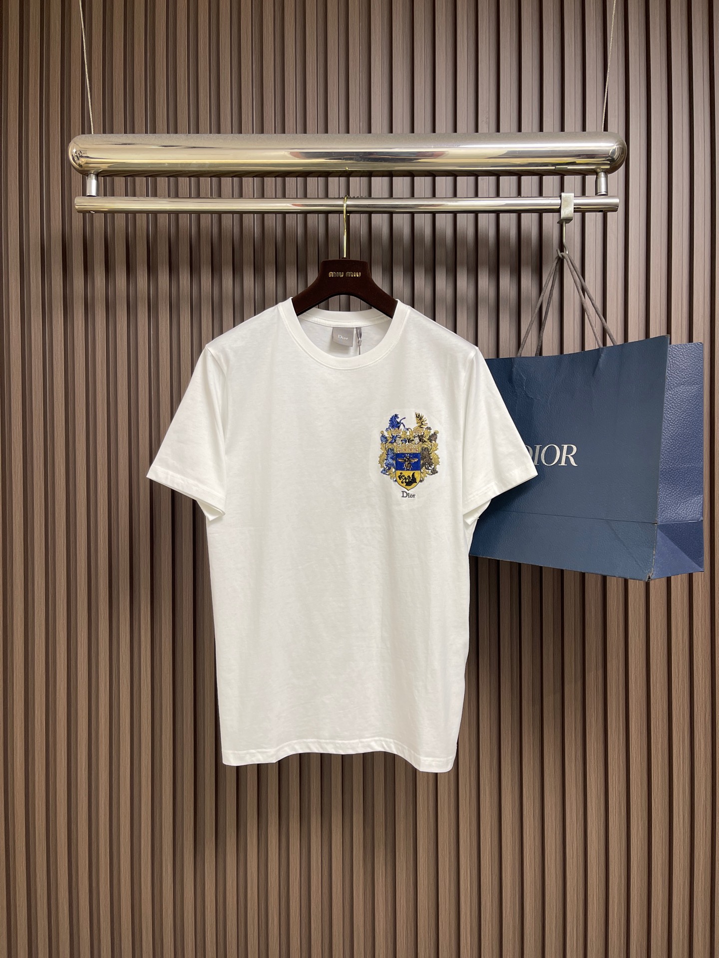 NO:831336,Dior short-sleeved T-shirt with embroidered double beast and bee shield on the chest. This T-shirt is decorated with Dior Blason graphic embroidery, by Jonathan.  The ornate coat of arms carefully designed by Jonathan Anderson reinterprets the Dior logo. It is carefully made of white cotton jersey fabric and has a loose fit with a round neck design. It can be worn with the shorts of the series to create a fashionable and casual look. Sizes S-XL  Clothing length 74, XL size, bust 120, shoulder width 53, clothing length 75, dior, shorts, T-shirt, tees, t-shirt,19860909Dior 胸前双兽护蜂盾徽刺绣短袖T恤,这款T恤饰以 Dior Blason 图案刺绣,通过乔纳森．安德森(Jonathan Anderson) 精心设计的华丽盾形纹章焕新演绎 Dior 标识.采用白色棉质平纹针织面料精心制作,宽松版型搭配圆领设计.可与该系列的短裤搭配穿着,打造时尚休闲的造型.尺码S-XL S码 胸围108肩宽47 衣长72 M码胸围112肩宽49 衣长73 L码 胸围116肩宽51 衣长74 XL码胸围120 肩宽53 衣长75,,dior,shorts,T-shirt,tees，t-shirt,,Men's clothing