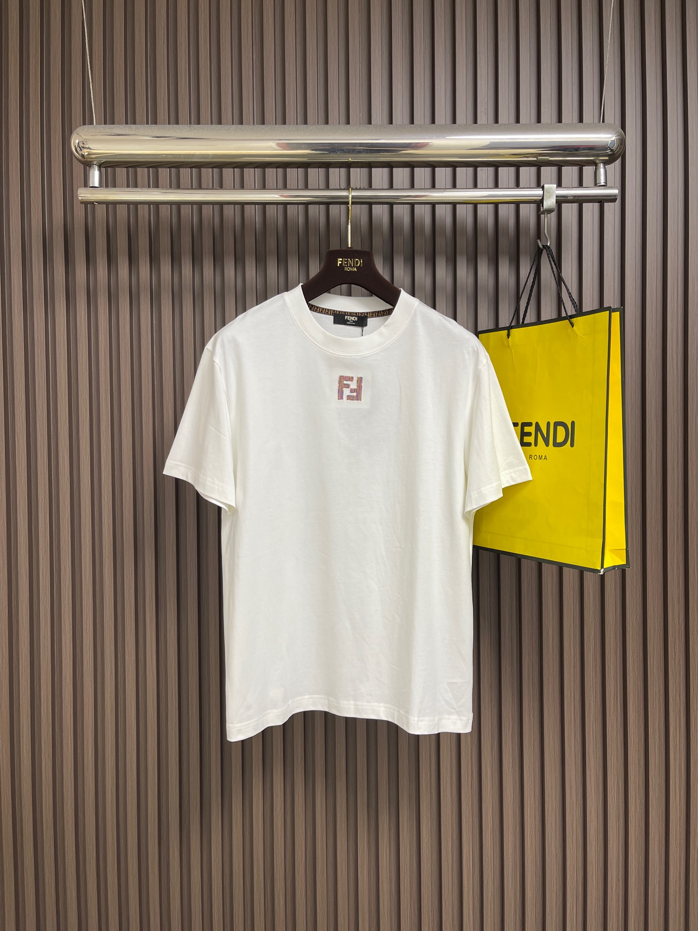 NO:831303,Fendi 2026ss early spring new short-sleeved T-shirt with letter logo embroidery, light luxury, a must-have item for daily commuting for men and women, 320 grams of pure cotton double yarn jersey fabric, custom-dyed in the same vat with special thickened 32 count double-ply 1x1 thread, double-needle stitching and cross-stitching technology. Size M-3XL M size, length 67, shoulder width 47.5, bust 104, size L, length 69, shoulder width 49, bust 108  XL size, length 71, shoulder width 50.5, bust 112, XXL size, length 73, shoulder width 52, chest size 116, XXXL size, length 75, shoulder width 53.5, bust 120,, fendi, T-shirt, tees, t-shirt,19860909Fendi 2026ss早春新款字母logo刺绣短袖T恤,轻奢主义,男女日常通勤穿搭必备单品,320克纯棉双纱汗布面料,同缸定染特种加粗32支双股1x1螺纹,双针车线跨缝工艺.尺码M-3XL M码 衣长67肩宽47.5 胸围104 L码衣长69肩宽49 胸围108 XL码 衣长71 肩宽50.5 胸围112 XXL码 衣长73 肩宽52 胸围116 XXXL码衣长75 肩宽53.5 胸围120,,fendi,T-shirt,tees，t-shirt,,Men's clothing