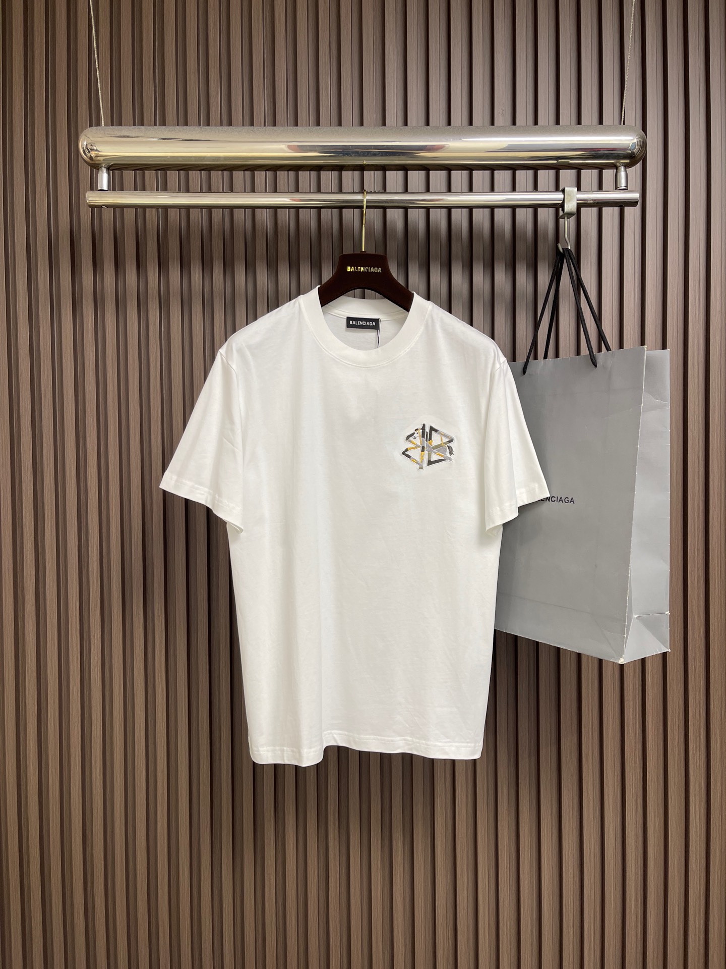 NO:831310,Balenciaga embroidered logo round neck short-sleeved T-shirt, custom-woven and dyed 100% pure cotton double-ply fabric, garment-washed, high-definition scanned pattern on the front to perfectly restore the laser positioning machine print, ribbed fabric at the neck, custom-woven and dyed, overall straight and delicate lines, comfortable and soft fabric, consistent color without color difference, customized accessories. Sizes M-3XL M, length 67, shoulder width 47.5, bust 104, size L, length 69, shoulder width 49  Bust 10819860909Balenciaga 刺绣logo圆领短袖T恤,定织定染百分百纯棉双股面料 成衣洗水 前幅高清扫描图案完美还原激光定位机印 领口罗纹面料定织定染色 整体走线平直细腻 面料舒适柔软 颜色一致无色差,定制辅料.尺码M-3XL M码 衣长67肩宽47.5 胸围104 L码衣长69肩宽49 胸围108 XL码 衣长71 肩宽50.5 胸围112 XXL码 衣长73 肩宽52 胸围116 XXXL码衣长75 肩宽53.5 胸围120,,balenciaga,T-shirt,tees，t-shirt,,Men's clothing