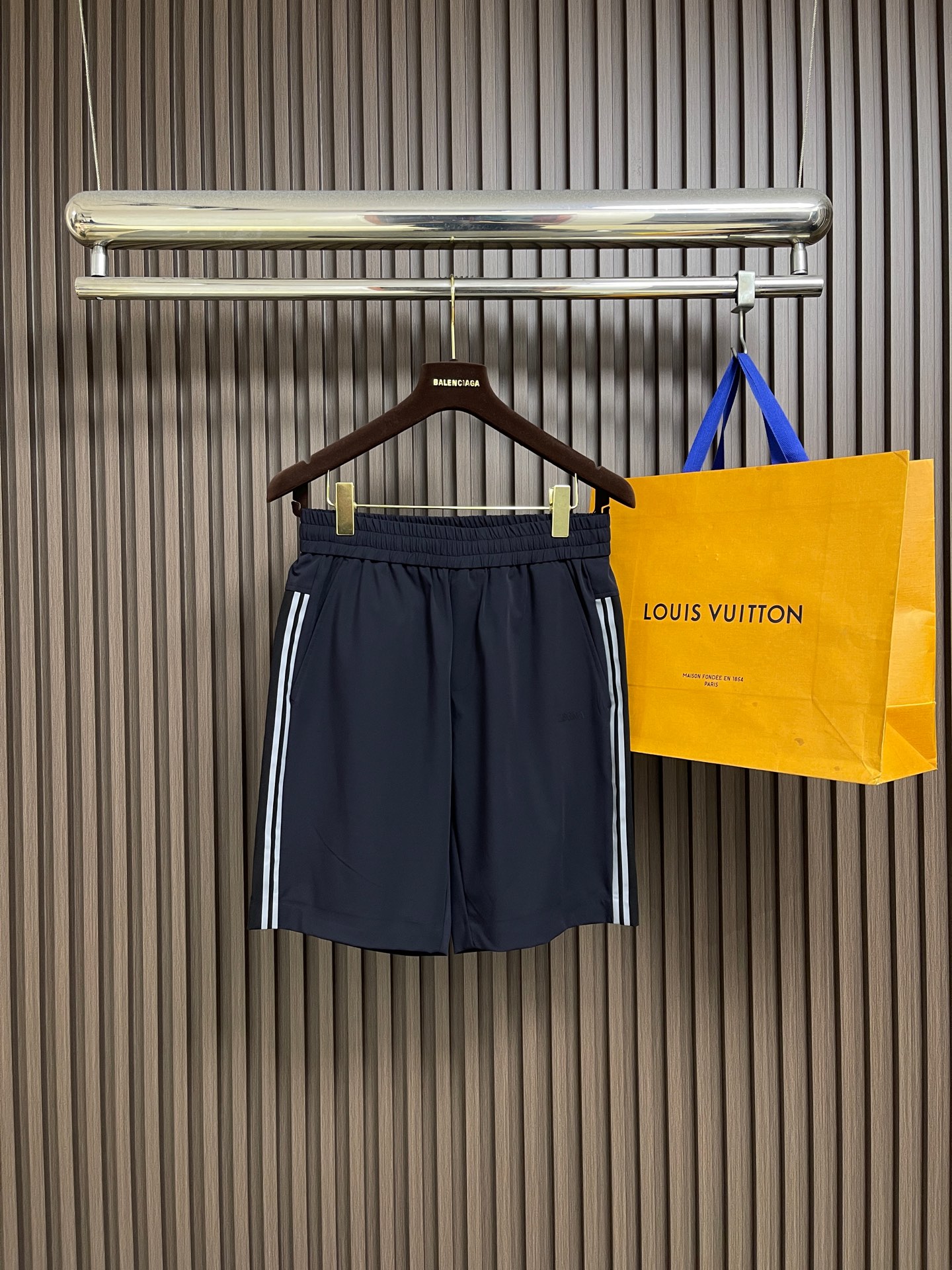 NO:833000,Top shorts Zegna  2026SS new spring and summer functional luxury vest and shorts suit, ZZ high-end masterpiece, combining Italian minimalism and functional style. Customized ice-feeling quick-drying fabric, light and breathable, anti-wrinkle and sun protection, the upper body is refreshing and burden-free. Stand-up collar zipper vest + same color shorts combination, side woven  Classic webbing details on the belt and back, low-key and luxurious. Customized hardware zipper + three-dimensional silicone logo, full of texture. Slim and neat style, seamless switching between business and leisure, taking into account appearance, comfort and class, men's first choice for high-quality spring and summer wear. Sizes 48-56  M-3XL,,shorts,19860909上衣 短裤 Zegna 2026SS春夏新品机能轻奢马甲短裤套装,ZZ高阶力作,意式极简与机能风结合.定制冰感速干面料,轻薄透气、抗皱防晒,上身清爽无负担.立领拉链马甲＋同色系短裤组合,侧边织带、后背经典织带细节,低调轻奢.定制五金拉链＋立体硅胶logo,质感拉满.修身利落版型,商务休闲无缝切换,兼顾颜值、舒适度与档次,男士春夏高品质穿搭首选.尺码48-56 M-3XL,,shorts,,Men's clothing