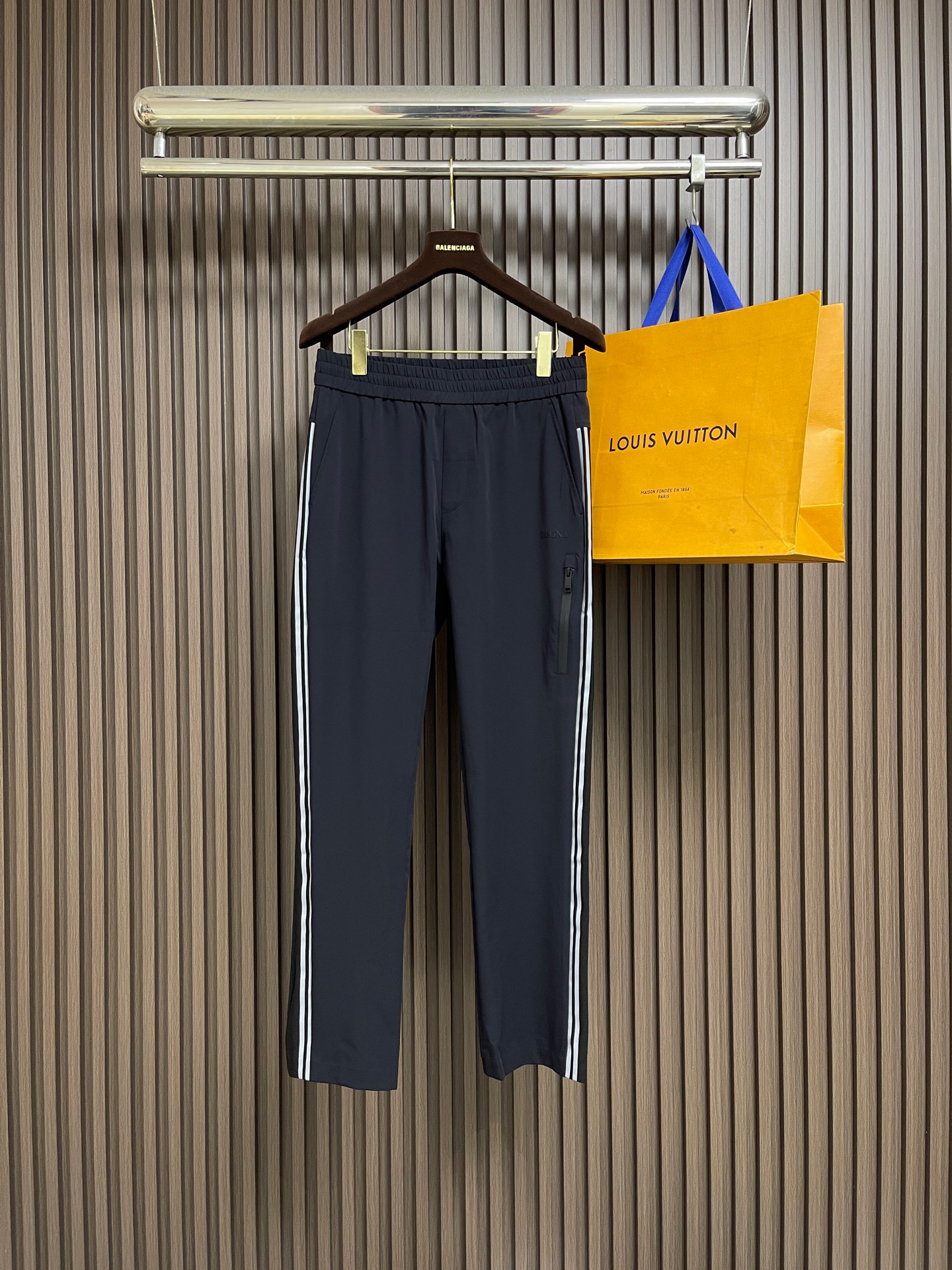 NO:833006,Tops trousers Zegna  2026SS new product in early spring, functional casual zipper stand collar jacket, jacket and trousers suit. Italian light luxury and urban functionality perfectly blended. High-density ice-feel functional fabric, breathable and anti-wrinkle, practical for all seasons. Stand-up collar zipper simple version, customized hardware zipper + stand  The body logo is full of texture. The classic woven label on the back and the side webbing embellishment are low-key and noble. Neat and slim tailoring, the upper body is tall and stylish, seamless switching between business and leisure, showing men's high-end taste, the first choice for mature men. Sizes 48-56  M-3XL,,jackets & coats,jackets & coats,19860909上衣 长裤 Zegna 2026SS早春新品机能休闲拉链立领夹克外套长裤套装.意式轻奢与都市机能完美融合.高密冰感机能面料,透气抗皱,四季实穿.立领拉链简约版型,定制五金拉链＋立体logo,质感拉满.后背经典织标、侧边织带点缀,低调显贵.利落修身剪裁,上身挺拔有型,商务休闲无缝切换,尽显男士高阶品味,成熟男士穿搭首选.尺码48-56 M-3XL,,jackets & coats,jackets & coats,,Men's clothing