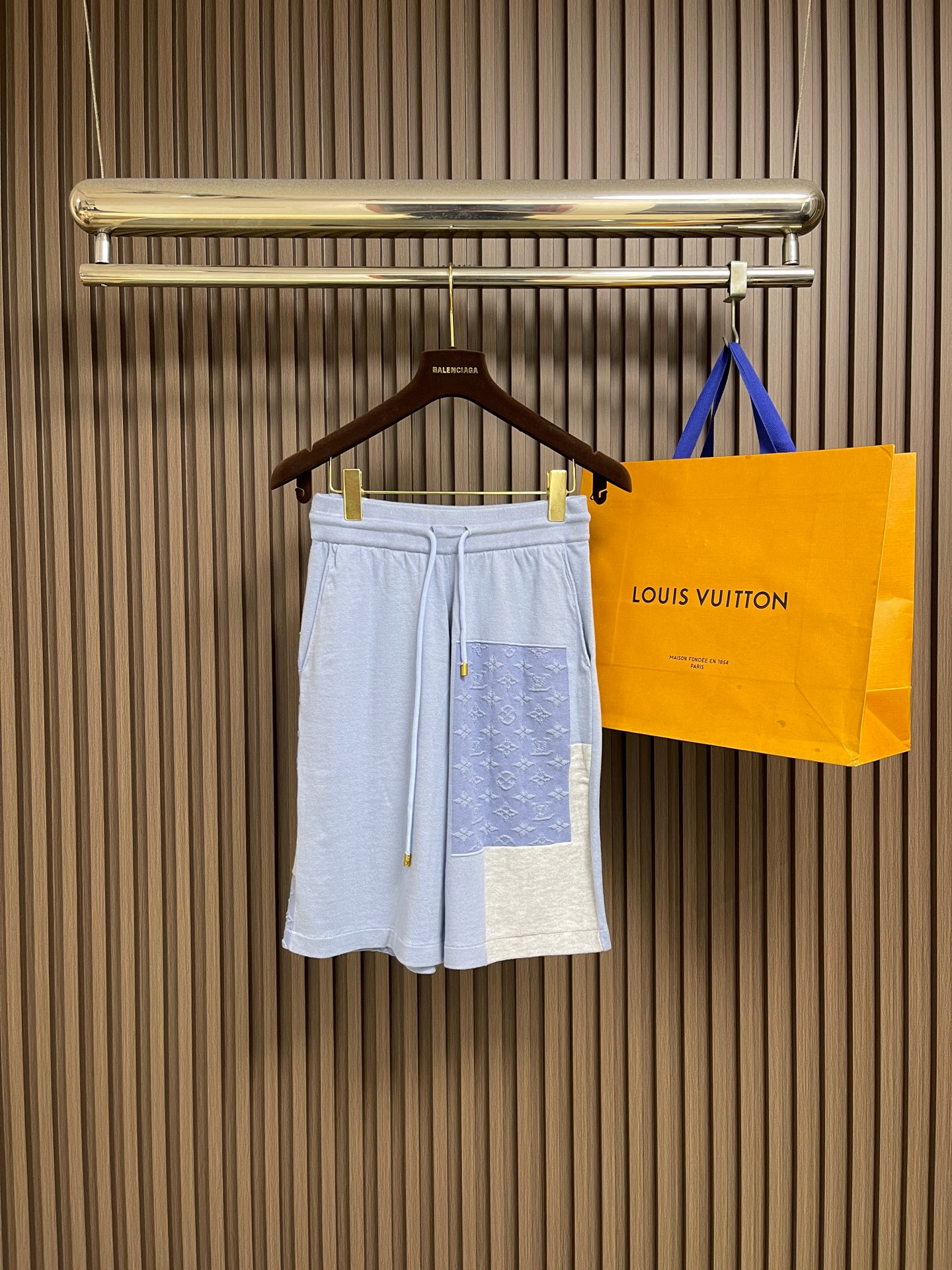 NO:831317,Tops shorts LV  Letter jacquard stitching and contrasting color knitted short-sleeved T-shirt and shorts suit. This light blue knitted T-shirt is made of fine knitted fabric. It feels soft and skin-friendly, has good drape and breathability, and is comfortable to wear. The round neck uses ribbed edge technology, which is not easy to deform and fits the neck line. The body incorporates the brand's iconic jacquard embossed splicing design, with light gray contrast.  Colorful fabrics and patch pocket elements are rich in layers and highly recognizable. The cuffs and hem adopt a flat hemming process, which is neat and firm, durable and not easy to deform. The overall design perfectly integrates casual comfort with the brand's iconic details, taking into account the practicality of daily wear and high-end texture, easily creating a lazy and fashionable look. The overall routing is straight and delicate, the fabric is comfortable and soft, and the colors are consistent without color difference.  It can be matched with the same style to create a fashionable look, and can be used in various occasions. Customized accessories, complete with three standards, same style for men and women!  Size S-XL,,louis vuitton,shorts,T-shirt,tees,t-shirt,19860909上衣 短裤 LV 字母提花拼接撞色针织短袖T恤短裤套装,这款浅蓝色针织T恤采用细腻针织面料打造,触感柔软亲肤,兼具良好垂坠感与透气性能,穿着舒适自在.圆领采用罗纹收边工艺,领口不易变形,贴合颈部线条.衣身融入品牌标志性提花压纹拼接设计,搭配浅灰色撞色面料与贴袋元素,层次丰富且辨识度高.袖口与下摆采用平整包边工艺,走线工整牢固,耐穿不易变形,整体将休闲舒适与品牌标志性细节完美融合,兼顾日常穿搭实用性与高级质感,轻松打造慵懒时尚造型.整体走线平直细腻,面料舒适柔软,颜色一致无色差 能与同款搭配营造时尚造型,驾驭各种场合,定制辅料,三标齐全,男女同款！尺码S-XL,,louis vuitton,shorts,T-shirt,tees，t-shirt,,Men's clothing