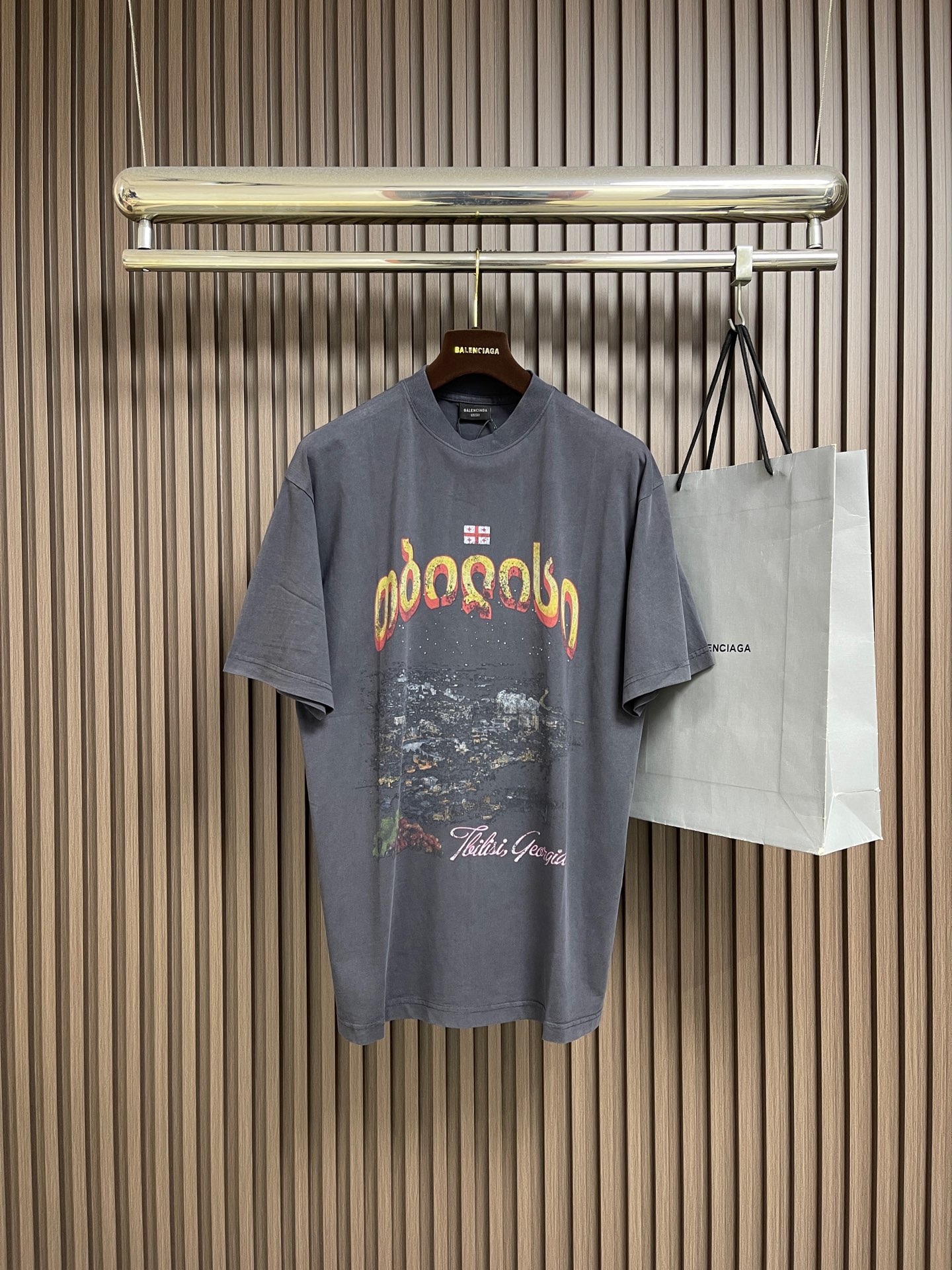 NO:832979,BALENCIAGA Georgia washed night view printed short-sleeved T-shirt, the side seams of the millions-all-in-one cylindrical fabric are the same as the original. Assute dye garment dyeing takes more than 4 hours in a single dyeing. Washed and stir-fried sand makes the old heel color without color difference. The million-level brother white ink machine imported from Japan for printing has double the ink volume and resolution. The overall routing is straight and delicate. The fabric is comfortable and soft. The color is consistent and has no color difference. It can be matched with the same style to create a fashionable look. It can be used in various occasions. Customized accessories are complete with three standards.  .Size S-XL S size Bust 116 Shoulder width 53 Clothing length 78 Medium Bust Shoulder width 54 Clothing length 79 L size Bust 124 Shoulder width 55 Clothing length 8019860909BALENCIAGA 格鲁尼亚水洗夜景印花短袖T恤,百万一体机圆筒布侧身无车缝线跟原版一致 阿苏特染料成衣染色单次染色4小时以上 水洗炒沙做旧后跟原版颜色无色差 印花用的百万级别日本进口兄弟白墨机 双倍墨量及分辨率 整体走线平直细腻 面料舒适柔软 颜色一致无色差 能与同款搭配营造时尚造型 驾驭各种场合 定制辅料三标齐全 .尺码S-XL S码 胸围116肩宽53 衣长78 M码 胸围 肩宽54 衣长79 L码 胸围124 肩宽55 衣长80 XL码 胸围128 肩宽56衣长81,,balenciaga,T-shirt,tees，t-shirt,,Men's clothing