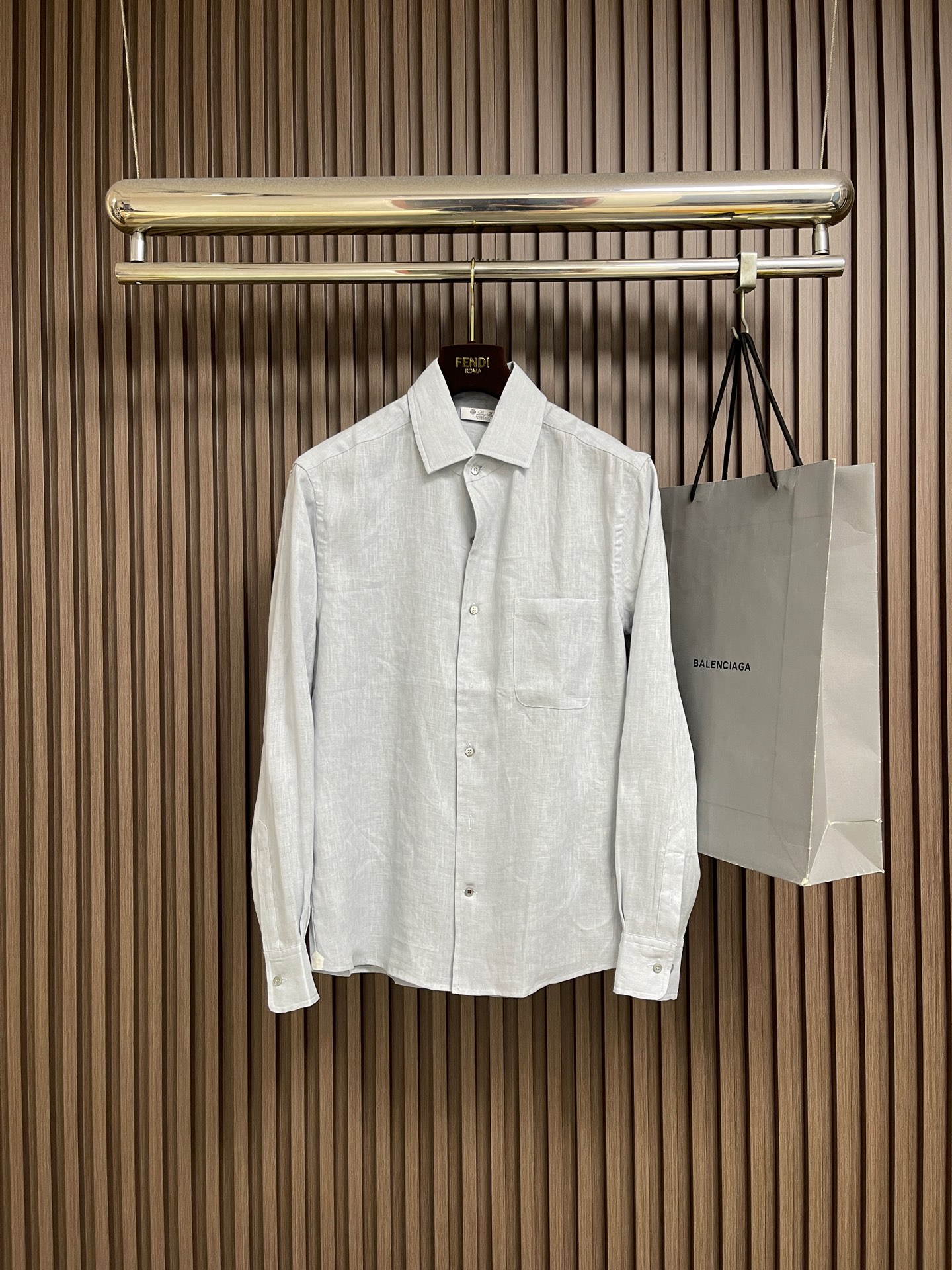 NO:836114,LP Noyo Panya high-end men's long-sleeved shirts, while pursuing quality and style, the brand once again leads the trend with its excellent craftsmanship and unique design concept. This shirt is the perfect interpretation of the exquisite attitude towards life. The pattern design pays attention to the perfect combination of details and tailoring. It not only conforms to the modern aesthetic trend, but also takes into account the comfort and freedom of wearing. The exquisite buttons and sewing technology reveal the brand's ingenuity and ultimate pursuit of quality. Sizes S-XL  Size S, shoulder width 44.5, bust 102, length 71, size M, shoulder width 46, bust 106, length 73, size L, shoulder width 47.5, bust 110, length 75, size XL, shoulder width 49, bust 114, length 77,,loro piana,shirts,19860909LP 诺悠翩雅 高端男士长袖衬衫,在追求品质与风格的同时品牌以其卓越的工艺和独特的设计理念,再次引领潮流前沿.这款衬衣,正是精致生活态度的完美诠释.在版型设计上注重细节与剪裁的完美结合.既符合现代审美趋势,又兼顾了穿着的舒适性与自由度.精致的纽扣与缝制工艺,每一处都透露出品牌的匠心独运与对品质的极致追求.尺码S-XL  S码肩宽44.5 胸围102 衣长71 M码 肩宽46 胸围106 衣长73 L码肩宽47.5 胸围110 衣长75 XL码 肩宽49 胸围114 衣长77,,loro piana,shirts,,Men's clothing