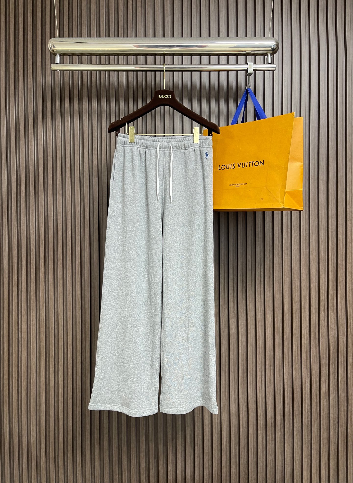 NO:835039,RL Ralph Lauren embroidered casual trousers, made of custom-made silk brocade fabric, embellished with classic pony embroidery on the upper side of the trousers, with smart details outlined on a soft background. Simplicity hides high-level recognition, neat wide legs drape and stretch, and the minimalist silhouette embodies luxury and elegance. Imported machine embroidery technology is used, advanced computer control systems and precision mechanical components are used to achieve the iconic pony embroidery operation, with high precision and smooth and delicate lines. Size S-XL  Size S Waist 68 Hips 110 Pants Length 105 Medium Size Waist 72 Hips 114 Pants Length 107 L Size Waist 76 Hips 118 Pants Length 109 XL Size Waist 80 Hips 122 Pants Length 111,,loro piana,19860909RL Ralph Lauren 拉夫劳伦刺绣休闲长裤,定制云柔花纱锦面料,裤身侧上方点缀经典小马刺绣,于柔和底色勾勒灵动细节,简约中暗藏高阶辨识度,利落阔腿垂坠舒展,以极简廓形 蕴奢雅风尚.采用进口机刺绣工艺,使用先进的计算机控制系统和精密的机械部件,实现标志性小马刺绣作业,精度高 线条流畅而细腻.尺码S-XL S码 腰围68 臀围110 裤长105 M码 腰围72 臀围114 裤长107 L码 腰围76 臀围118 裤长109 XL码 腰围80 臀围122 裤长111,,loro piana,,Men's clothing
