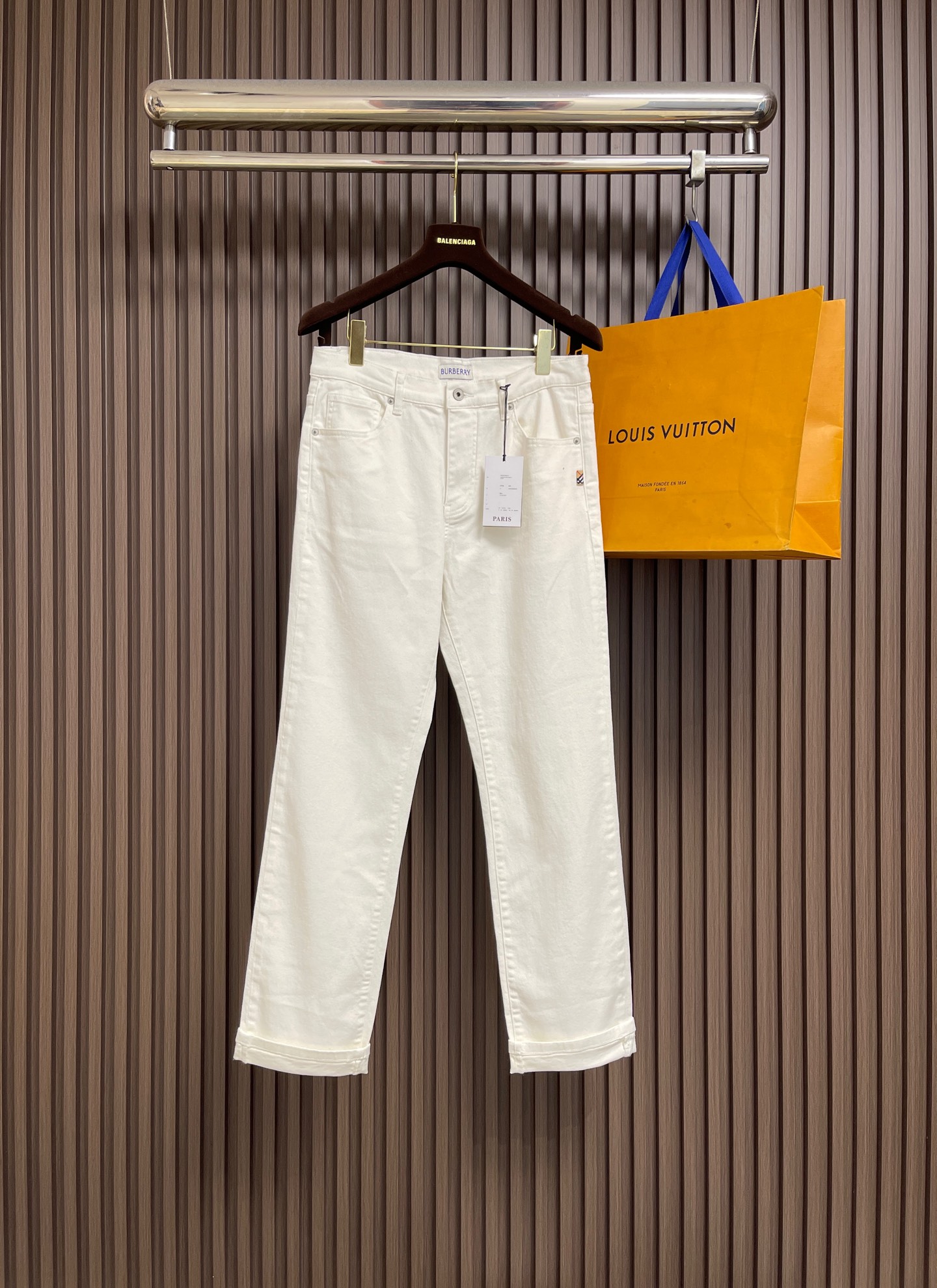 NO:835031,Burberry  Men's straight-leg jeans with war horse logo, 2026SS new style, one of the essential items for daily casual wear, low-key and fashionable. Made of custom-woven denim cotton, using long-staple cotton from Xinjiang, with a strong texture, classic denim thick-count twill fabric surface, high quality  Tightly grounded, extremely skin-friendly, good moisture absorption and breathability, comfortable to wear, very neat and simple style design, straight cut, war horse logo hardware on the back pocket, classic and unchanged leather nameplate design on the waistband, the sense of class is clear at a glance. Sizes 29-36  No 35,,burberry,jeans,19860909Burberry 战马徽标男士直筒牛仔裤,2026SS新款,日常休闲穿搭必备的单品之一,低调时髦.客供定织牛仔棉布制作,采用新疆的长绒棉,肌里感强烈,经典牛仔粗支纱斜纹布面,质地紧密,极致的亲肤感,吸湿透气性好,穿着舒适,款式设计十分俐落简洁,直筒版型裁剪,后袋的战马徽标五金,裤腰经典不变的皮牌铭牌设计,档次感一目了然.尺码29-36 无35,,burberry,jeans,,Men's clothing