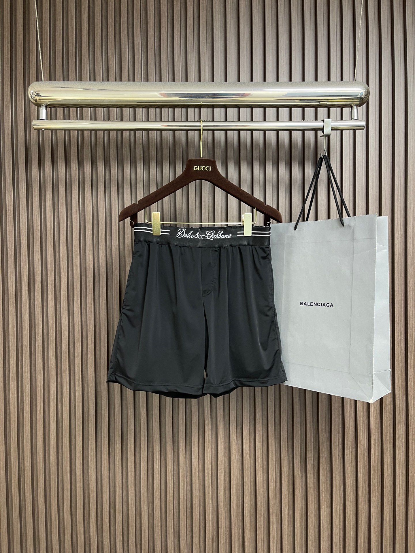 NO:836113,DolceGabbana DG 2026ss new summer fashion beach shorts, classic brand logo.  Made from selected high-quality polyester fiber fabrics, it feels delicate and is a must-have item for summer. The upper body effect is super handsome!  Size 44-54 M-4XL 44/M Waist 71 Hips 53 Pants length 42 46/L Waist 74 Hips 55 Pants length 43 48/XL Waist 77 Hips 57 Pants length 44 50/2XL Waist 80 Hips 59 Pants length 45 52/3XL Waist 83 Hips 61 Pants length 46  54/4XL waist 86, hips 63, pants length 47,,Dolce&Gabbana,Dolce&Gabbana,shorts,19860909DolceGabbana杜嘉班纳 DG 2026ss夏季新款时尚沙滩裤短裤,经典品牌logo．精选优质聚酯纤维面料、手感细腻,夏季必备单品、上身效果超帅气！尺码44-54 M-4XL 44/M 腰围71臀围53裤长42 46/L 腰围74 臀围55裤长43 48/XL腰围77 臀围57裤长44 50/2XL 腰围80 臀围59裤长45 52/3XL 腰围83 臀围61裤长46 54/4XL 腰围86 臀围63裤长47,,Dolce&Gabbana,Dolce&Gabbana,shorts,,Men's clothing