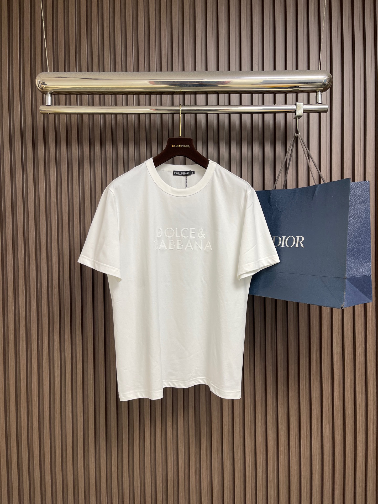 NO:833081,Dolce Gabbana DG 2026aw early spring new short-sleeved three-dimensional logo short-sleeved T-shirt, DG letter logo logo, pure cotton fabric, suitable for outer wear. Size 44-46-48-50-52-54 M-4XL 44/M Length 69 Shoulder width 44 Chest 102 46/L Length 70 Shoulder width 45.5 Chest 106  48 /19860909Dolce Gabbana DG 2026aw早春新款短袖立体标识款短袖T恤, DG字母logo标识,纯棉面料,打底外穿都合适.尺码44-46-48-50-52-54 M-4XL 44/M 衣长69 肩宽44 胸围102 46/L 衣长70 肩宽45.5胸围106 48/XL衣长71肩宽47 胸围110 50/2XL 衣长72肩宽48.5 胸围114 52/3XL 衣长73肩宽50 胸围118 54/4XL 衣长74肩宽51.5胸围122,,Dolce&Gabbana,T-shirt,tees，t-shirt,,Men's clothing