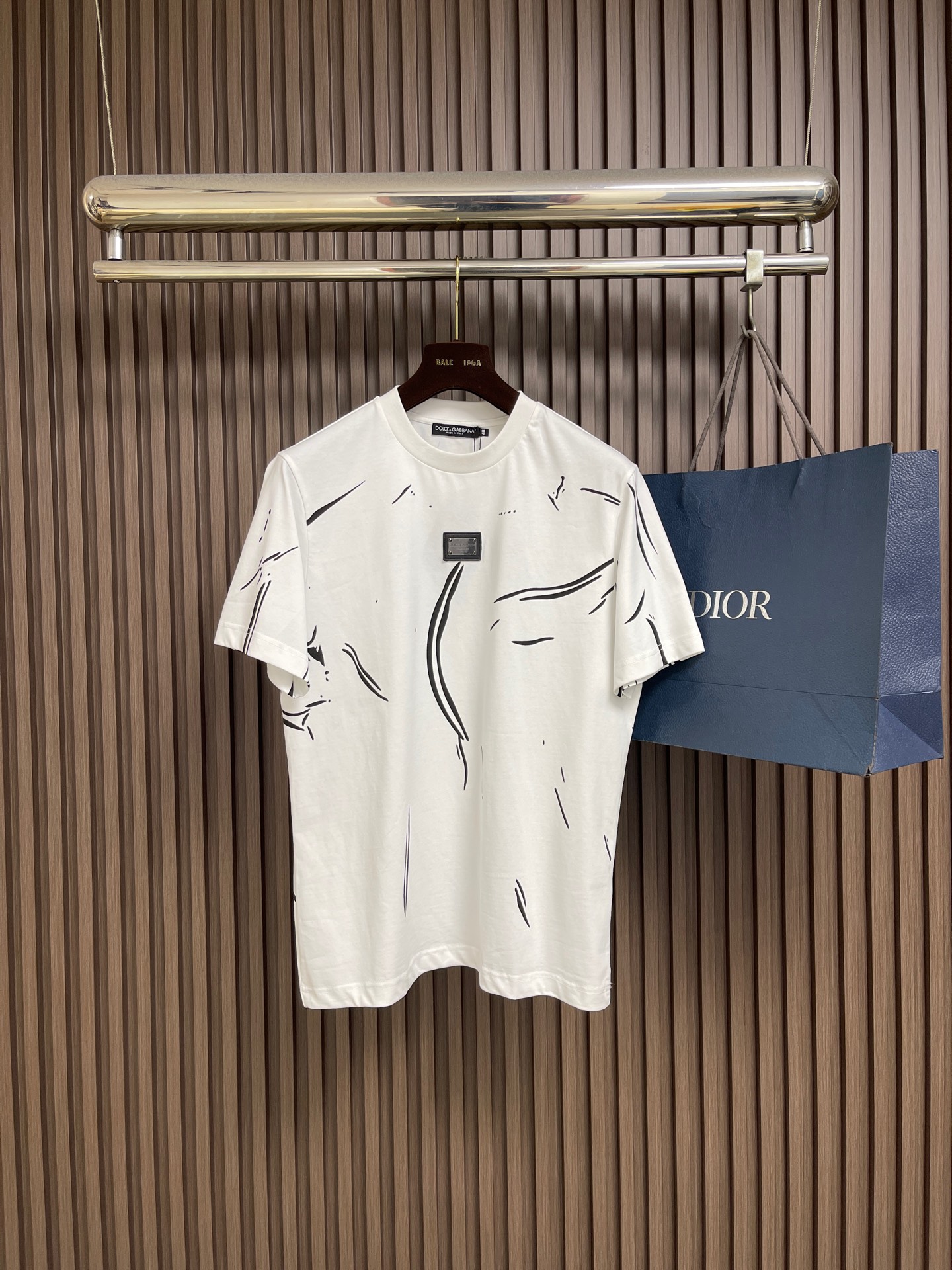 NO:833074,DolceGabbana DG 2026SS spring and summer new style round neck short-sleeved T-shirt with logo logo, eye-catching logo pattern modification!  It is different from the past and declares the design concept that the brand has inherited for many years!  It is as eye-catching as any other style, perfectly presenting the sense of fashion, high-end and luxury to the world!  Made of imported cotton material, selected high-quality cotton fabric, soft and skin-friendly. Size 44-46-48-50-52-54 M-4XL 44/M Length 69 Shoulder width 44 Bust 102 46/L Length 70 Shoulder width 45.5 Bust 106 48/XL Length 71 Shoulder width 47 Bust 110  50/2XL Length 72, shoulder width 48.5, bust 114 52/3XL Length 73, shoulder width 50, bust 118 54/4XL Length 74, shoulder width 51.5, bust 122,,Dolce&Gabbana,Dolce&Gabbana,T-shirt,tees,t-shirt,19860909DolceGabbana杜嘉班纳 DG 2026SS春夏新款仔章标识圆领短袖T恤,醒目的logo图案修饰！区别于以往的不同,宣示品牌传承多年的设计理念！其吸睛度完全不亚于任何式,将时髦高级感与奢华感完美呈现在世人眼前！客供进口全棉材质制成,精选优质棉面料,触感软糯亲肤细腻.尺码44-46-48-50-52-54 M-4XL 44/M 衣长69 肩宽44 胸围102 46/L 衣长70 肩宽45.5胸围106 48/XL衣长71肩宽47 胸围110 50/2XL 衣长72肩宽48.5 胸围114 52/3XL 衣长73肩宽50 胸围118 54/4XL 衣长74肩宽51.5胸围122,,Dolce&Gabbana,Dolce&Gabbana,T-shirt,tees，t-shirt,,Men's clothing