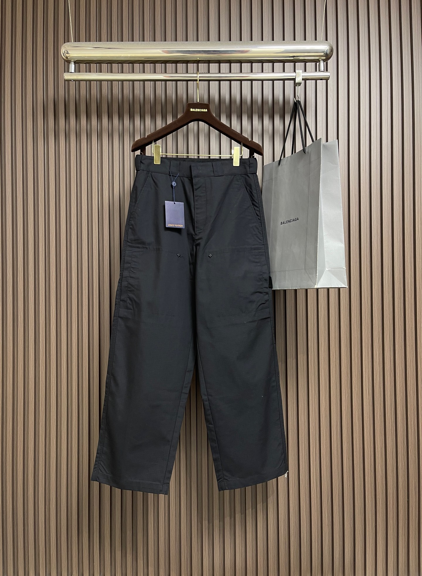 NO:836087,Tops Pants P LV  Cotton collar, zipper patch pockets, logo long-sleeved work jacket, jacket and trousers suit. The lapel is made of high-density textured fabric, which is stiff and wear-resistant and has a drapey texture. It is not easy to wrinkle and deform. The body is made of full hemming technology, and the stitching is neat and detailed. The collar, cuffs and hem are reinforced with multiple stitches to ensure that they will not deform after long-term wear. The chest is embossed with three-dimensional embossing of the same color.  The logo is low-key and exquisite, with a metal zipper placket engraved with the brand logo, which is smooth and durable. The front double zipper pocket design takes into account both practicality and style. The brand's iconic jacquard lining is used on the inside, and the overall tailoring is neat and fit. The details show the brand's exquisite craftsmanship and high-end texture. The overall wiring is straight and delicate, the fabric is comfortable and soft, and the colors are consistent without color difference.  It can be matched with the same style to create a fashionable look, and can be used in various occasions. Customized accessories, complete with three standards, same style for men and women!  Size 46-52,,louis vuitton,jackets & coats,jackets & coats,19860909上衣 裤子P LV 棉质领拉链贴袋徽标长袖工装夹克外套长裤套装,这款翻领采用高密度肌理感面料,触感挺括耐磨且兼具垂坠质感,不易起皱变形.衣身采用全件包边工艺,走线工整细密,领口、袖口与下摆均经多道车线加固,保证久穿不变形.胸前采用同色系立体压印标识,低调精致,搭配镌刻品牌标识的金属拉链门襟,顺滑耐用.前幅双拉链口袋设计,兼顾实用性与造型感,内里采用品牌标志性提花衬里,整体剪裁利落合体,细节处尽显品牌精湛工艺与高级质感.整体走线平直细腻,面料舒适柔软,颜色一致无色差 能与同款搭配营造时尚造型,驾驭各种场合,定制辅料,三标齐全,男女同款！尺码46-52,,louis vuitton,jackets & coats,jackets & coats,,Men's clothing
